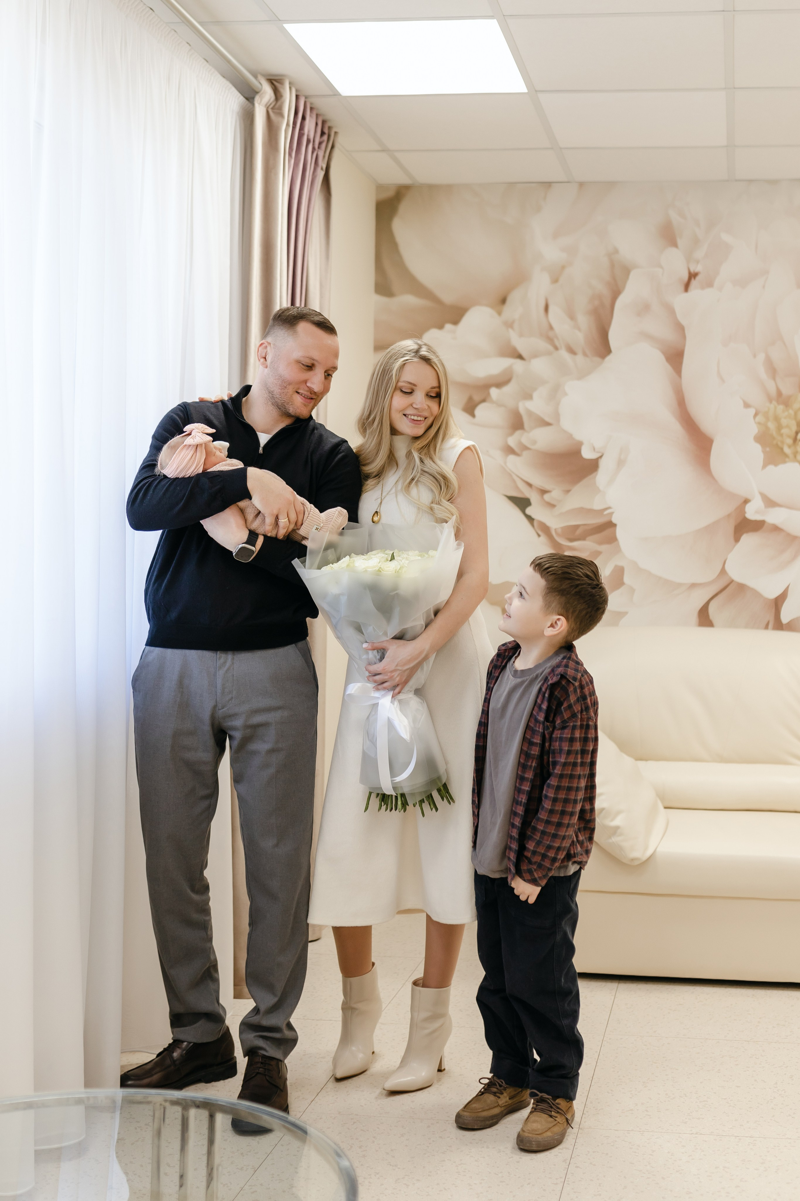 Фотограф на выписку из роддома в Краснодаре, выписка из Екатерининского роддома, фотограф Яна Морева. Семейный фотограф в Краснодаре Яна Морева