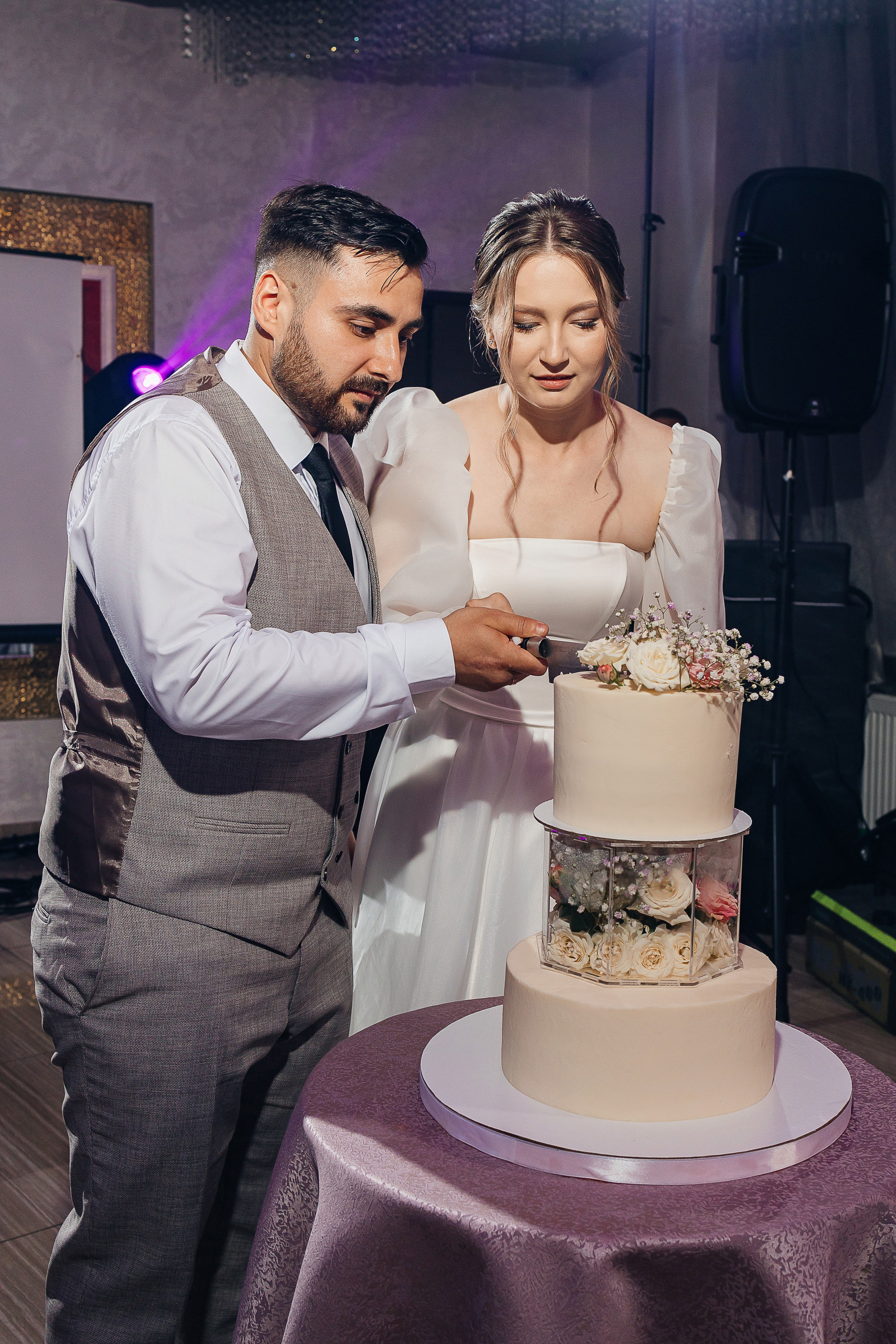 Свадебная фотосессия пары в номере отеля. Олег Сверчков | Свадебный фотограф Вологда