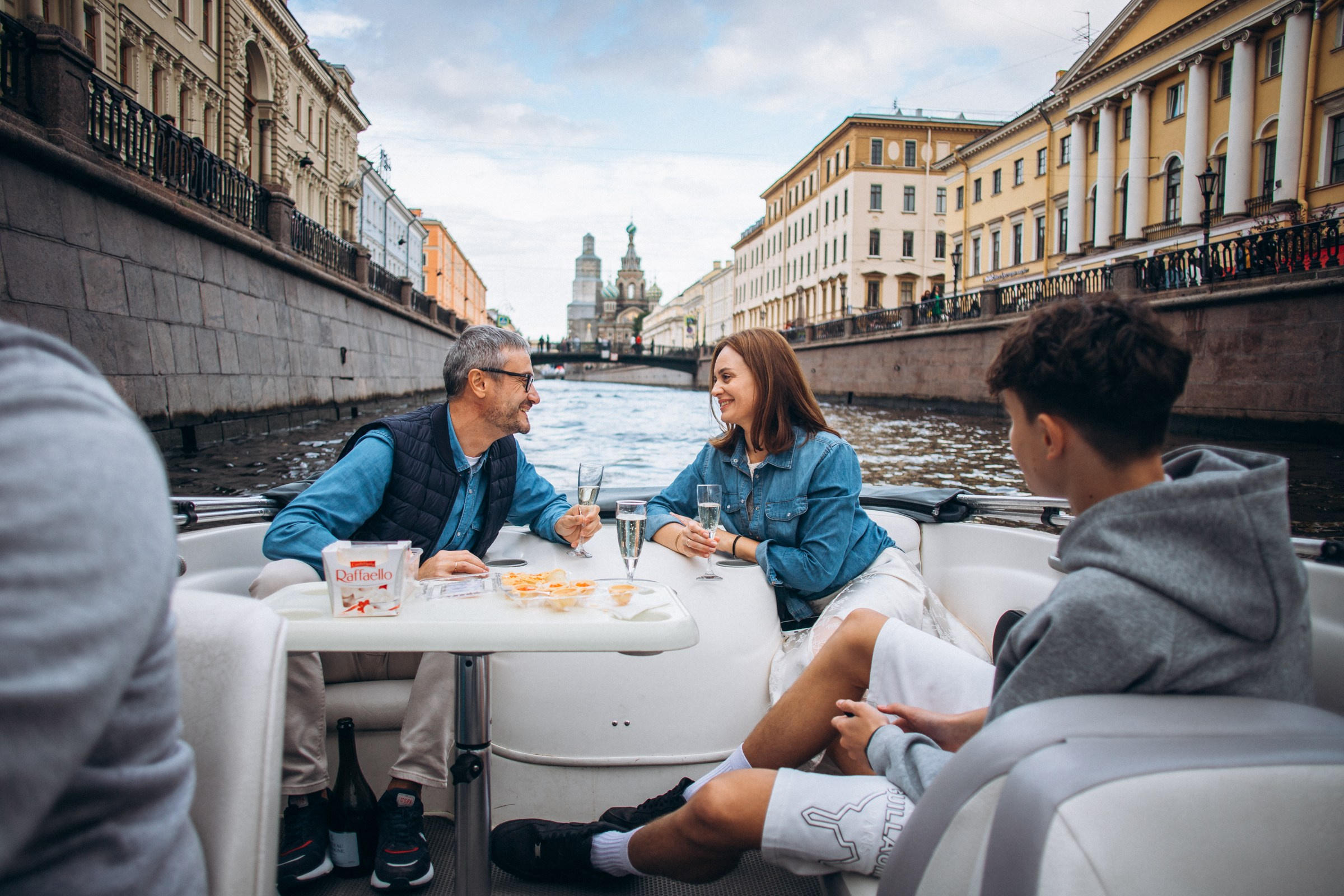 Анна с семьей в августе. Фотопрогулка в Петербурге. Индивидуальный и семейный фотограф в Санкт-Петербурге