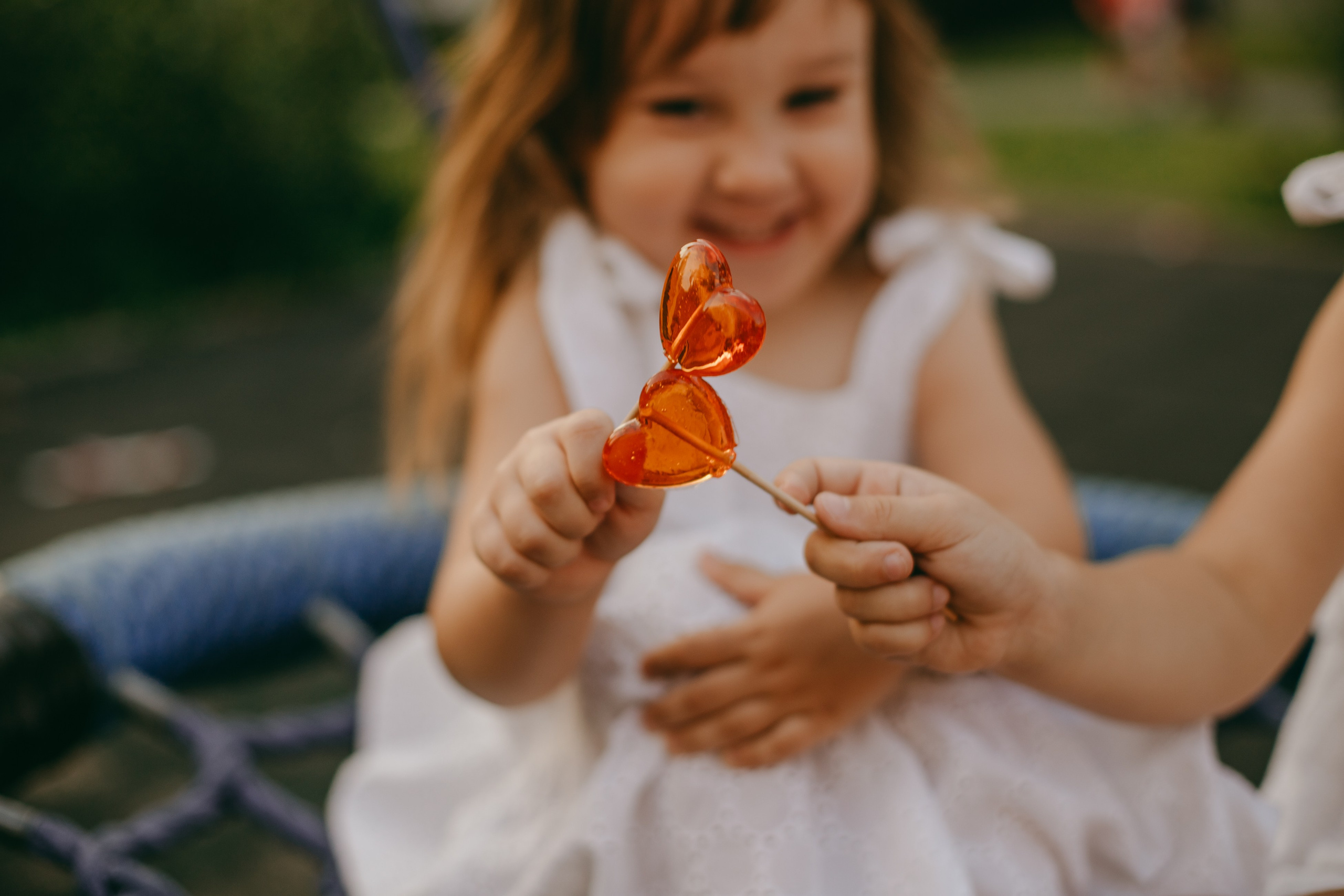 Эмма и Влада на летней прогулке с мамой. Фотограф Наталья Кургина Слюдянка Иркутск