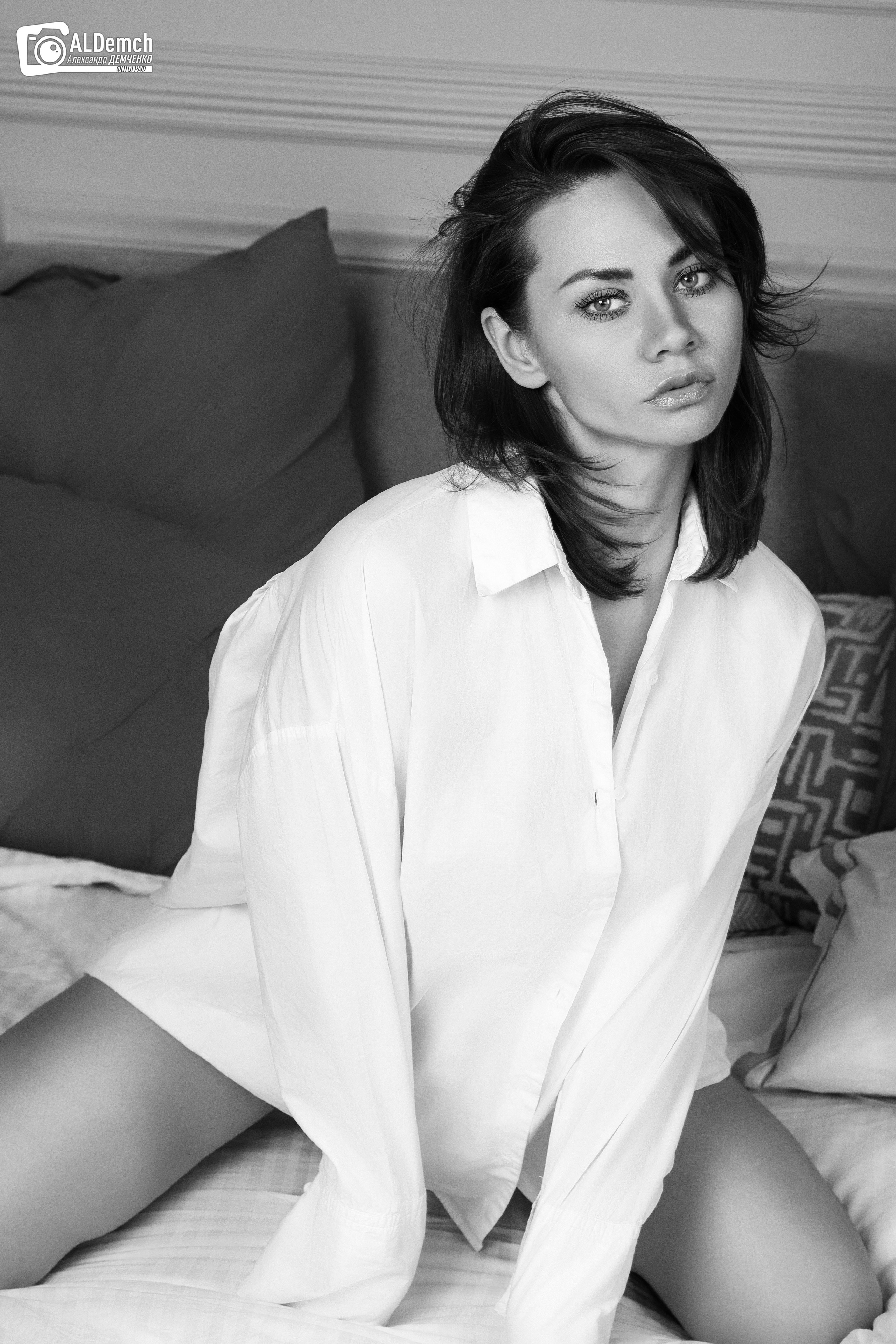 Фотосессия в фотостудии в Москве девушки в белой рубашке