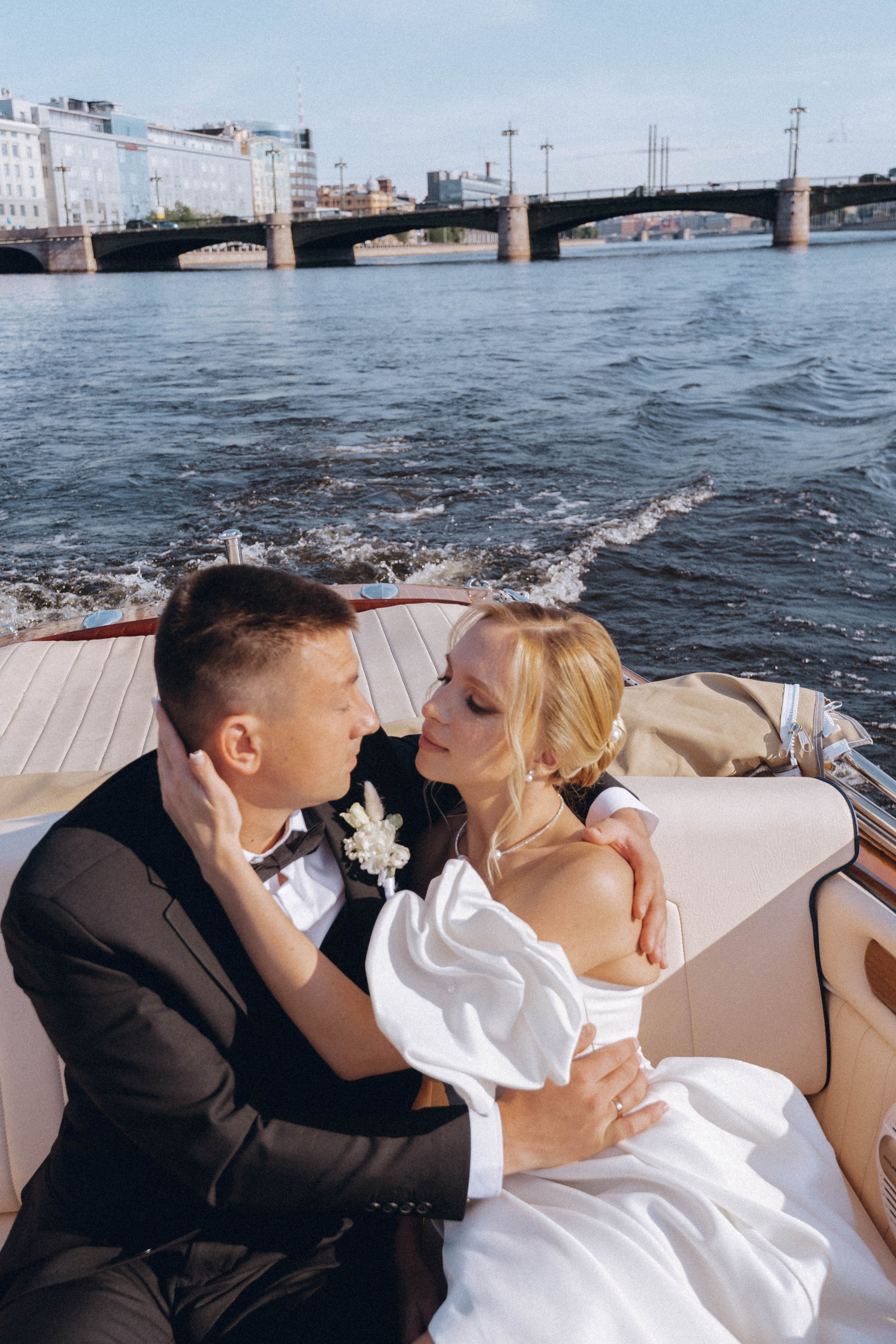 СВАДЕНБНАЯ СЬЕМКА НА КАТЕРЕ ПО КАНАЛАМ САНКТ-ПЕТЕРБУРГА И В АКВАТОРИИ НЕВЫ. Профессиональный фотограф, Санкт-Петербург — Виктория Богомолова
