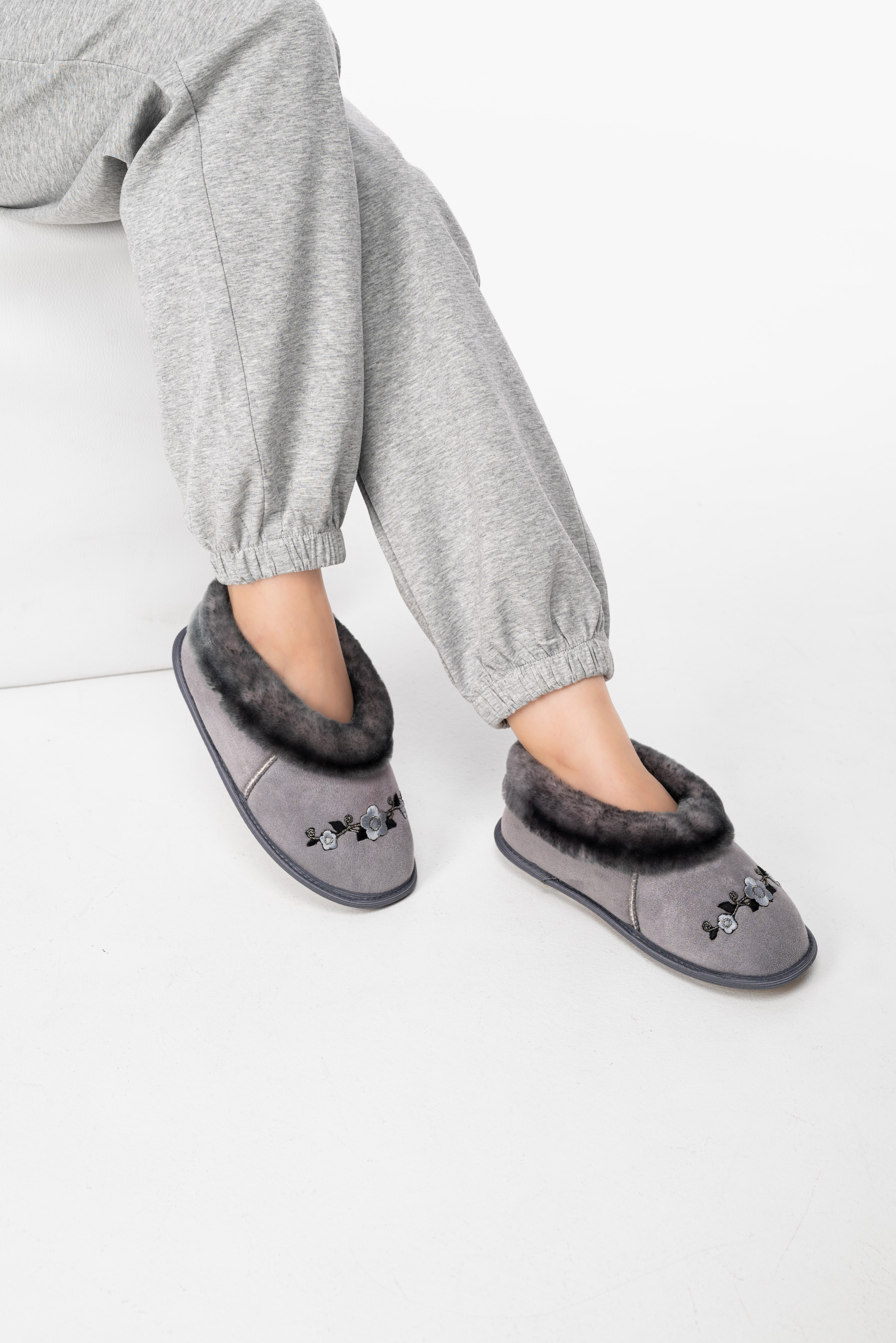 Тапочки и чуни. Предметный фотограф, фото для маркетплейсов Пятигорск, КМВ