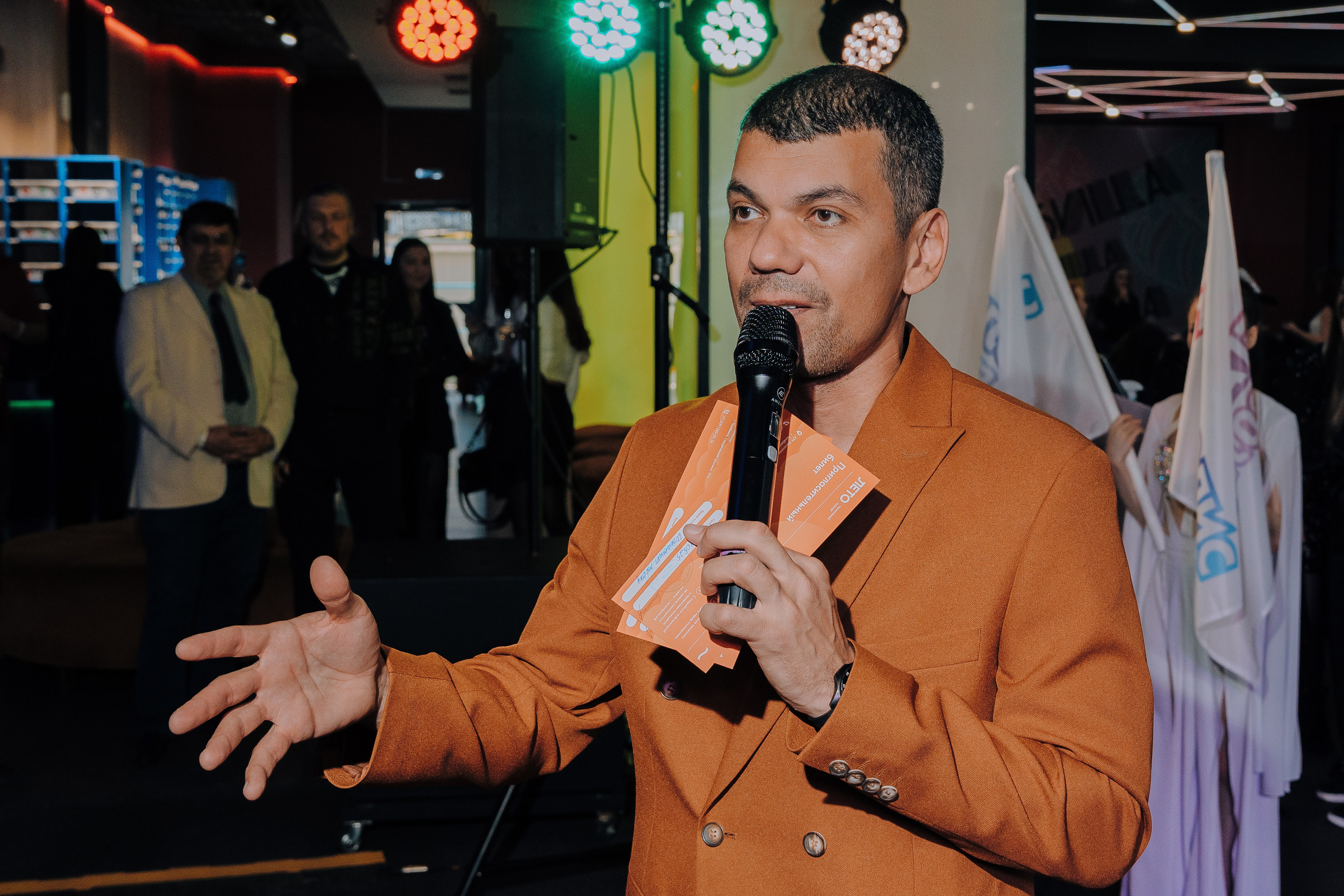 20 ЛЕТ МЕГАПОЛИС ЧЕЛЯБИНСК ХЕДЛАЙНЕР ЕЛКА. Репортажный фотограф Зуев Роман г. Челябинск