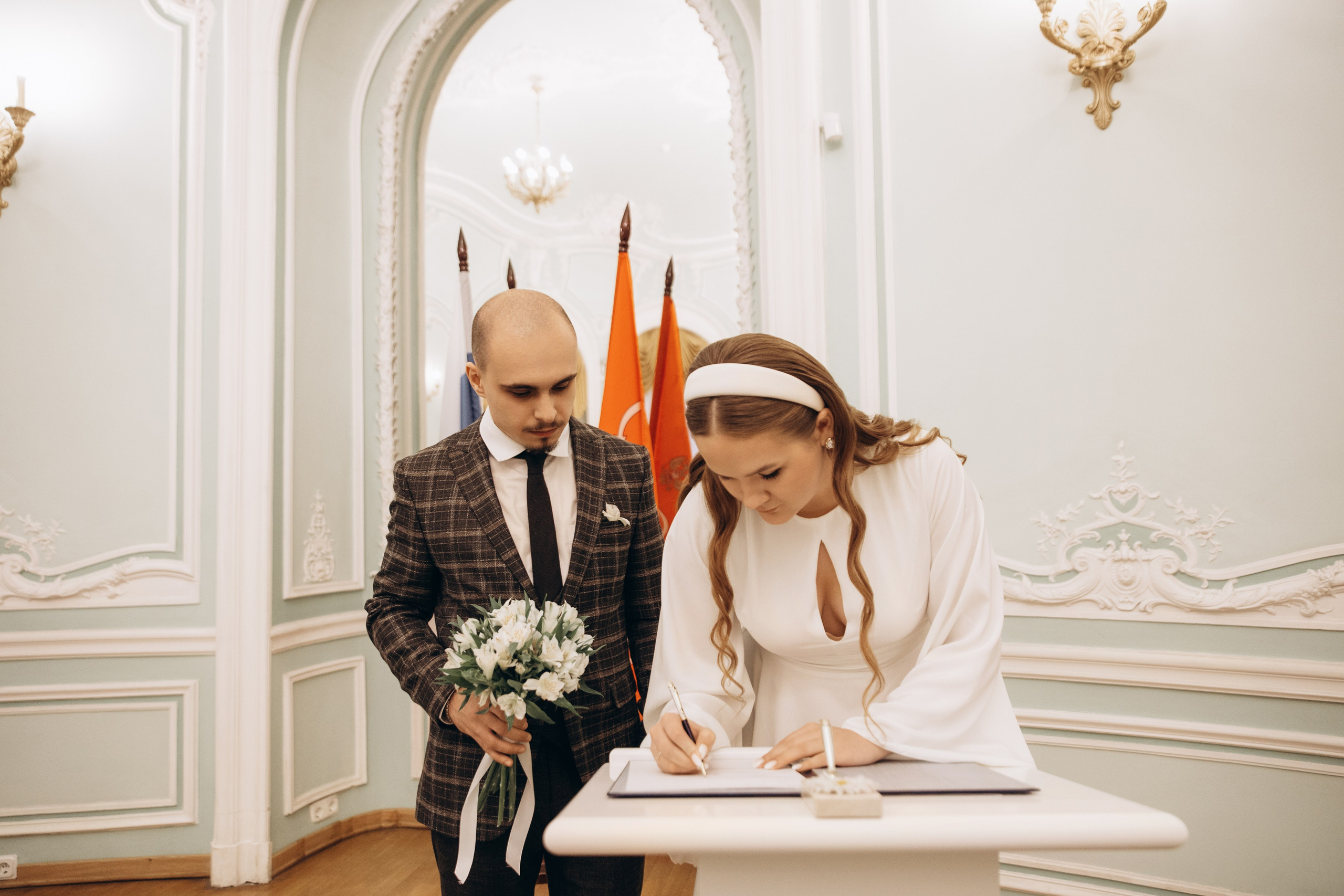 Свадебная фотосессия в загсе Петроградского района и прогулка. Фотограф в Санкт-Петербурге Разиля Идиятуллина