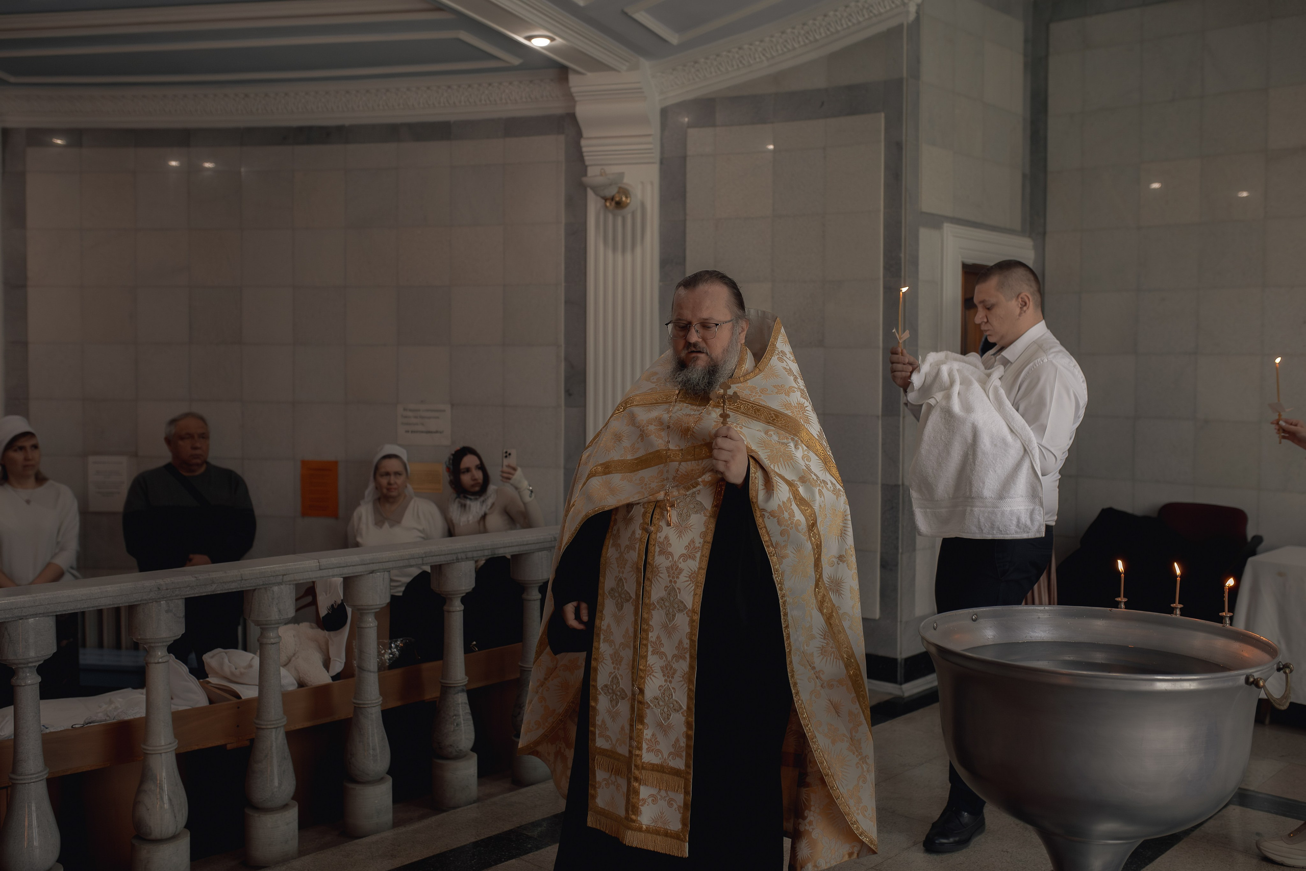 Обход вокруг купели в церкви на Госпитальном в Ташкенте во время таинства Крещения