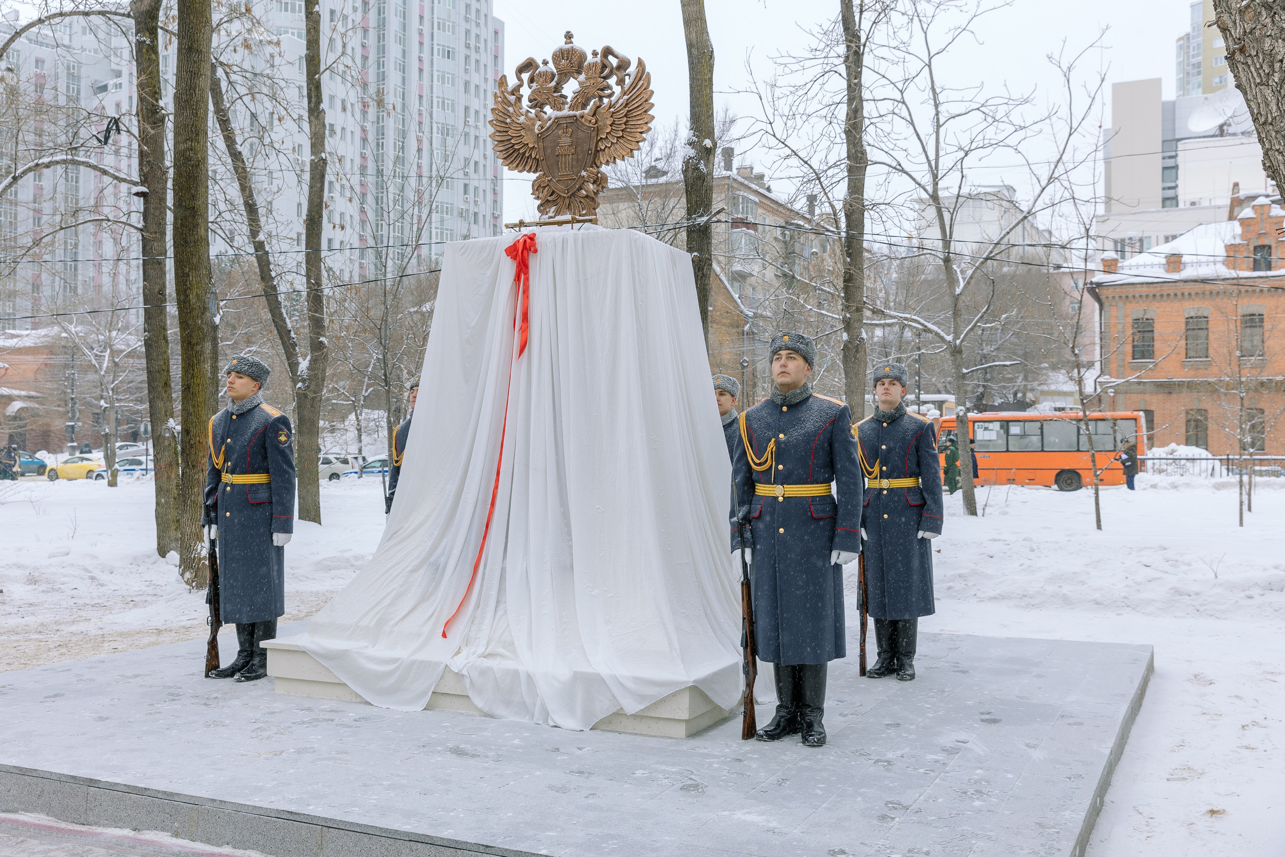 Почётный караул у памятника на снегу — официальная церемония, фотограф Санкт-Петербург