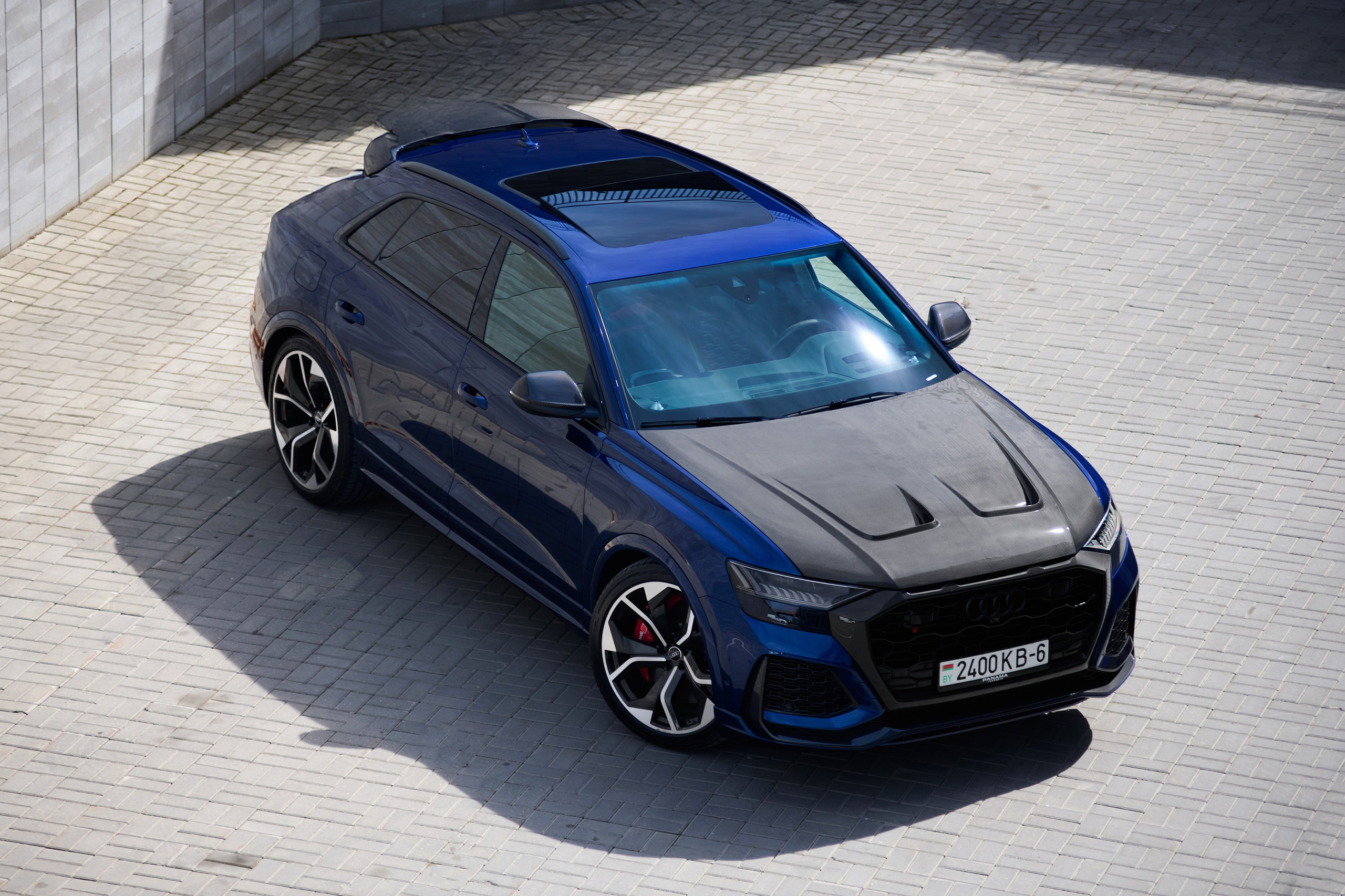 Audi RS Q8 сверху, общий вид кузова и карбонового капота
