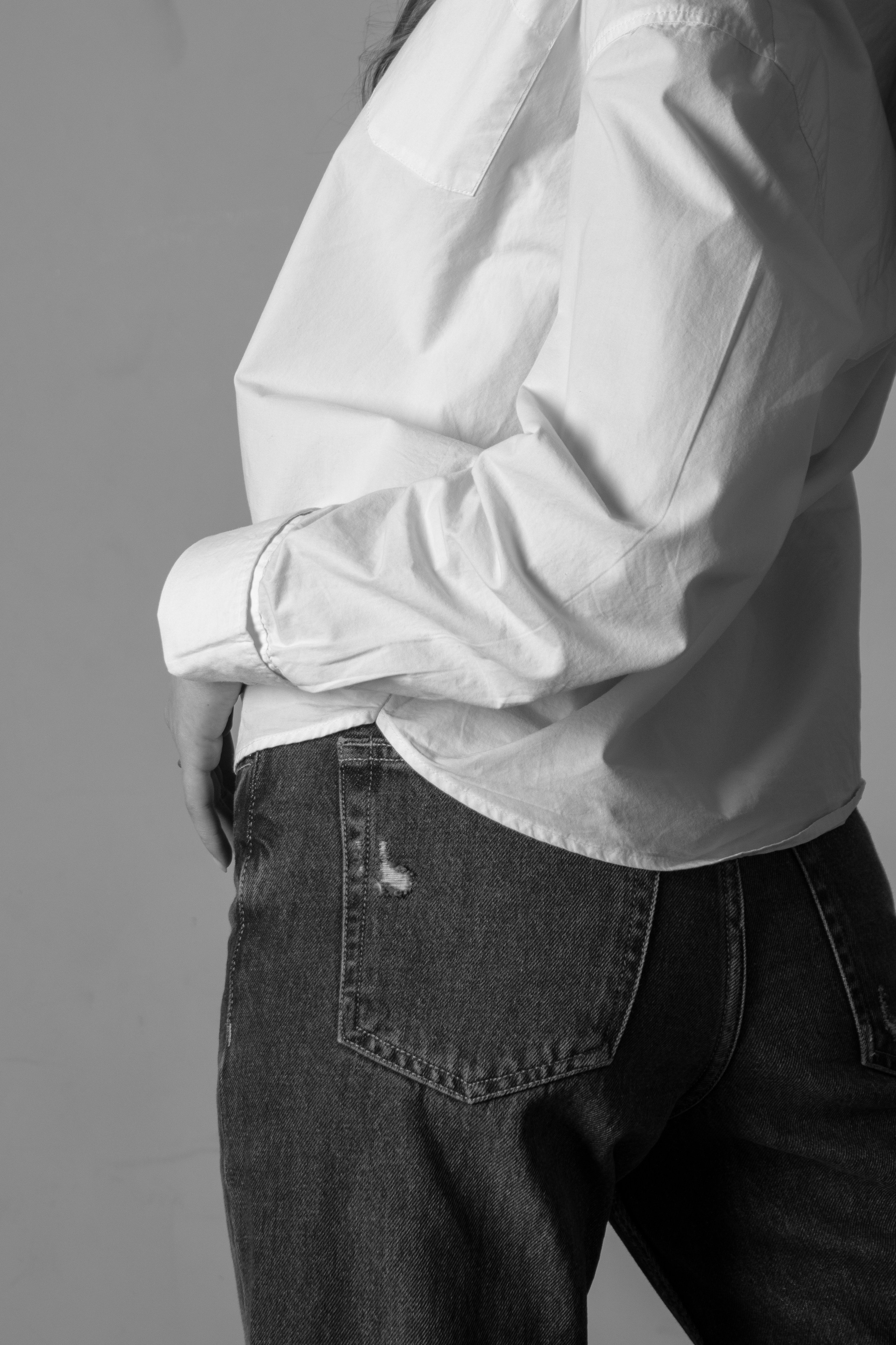 чб фотография джинсы и рубашка на модели