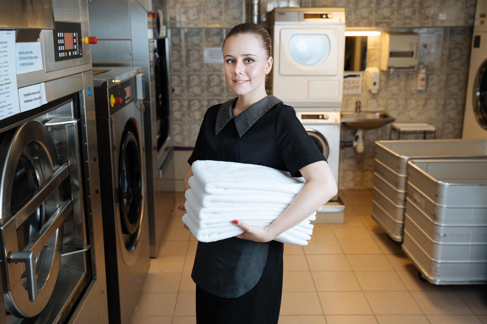 Профессиональный имиджевый портрет горничной отеля Ararat Park Hyatt в прачечной.