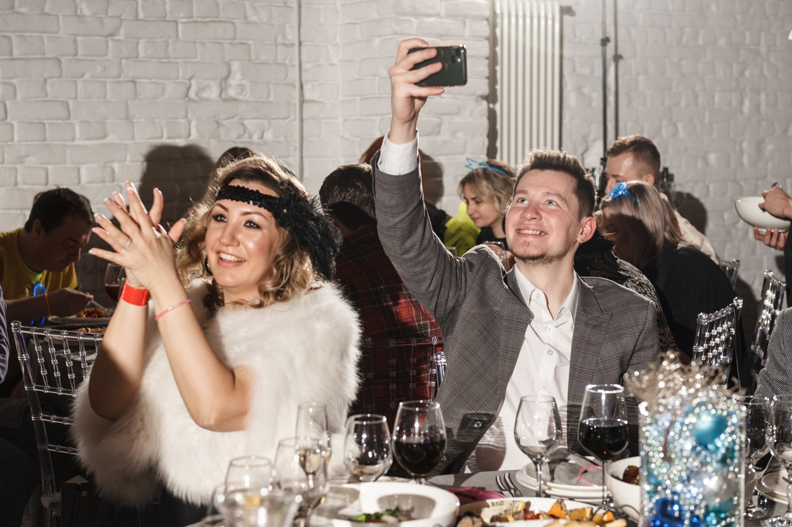 Новогодний корпоратив в стиле Неоновая вечеринка. Праздничное агентство ПИОН