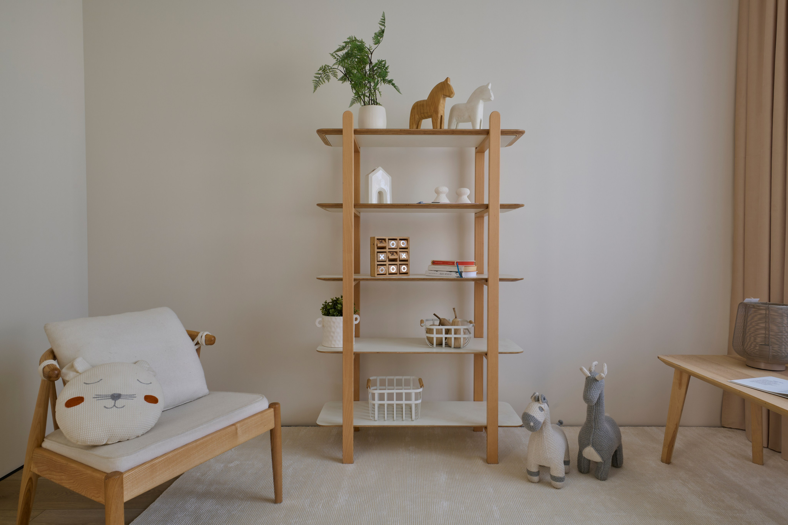 Декор в гостиной: светлая стена, полки и спокойная композиция