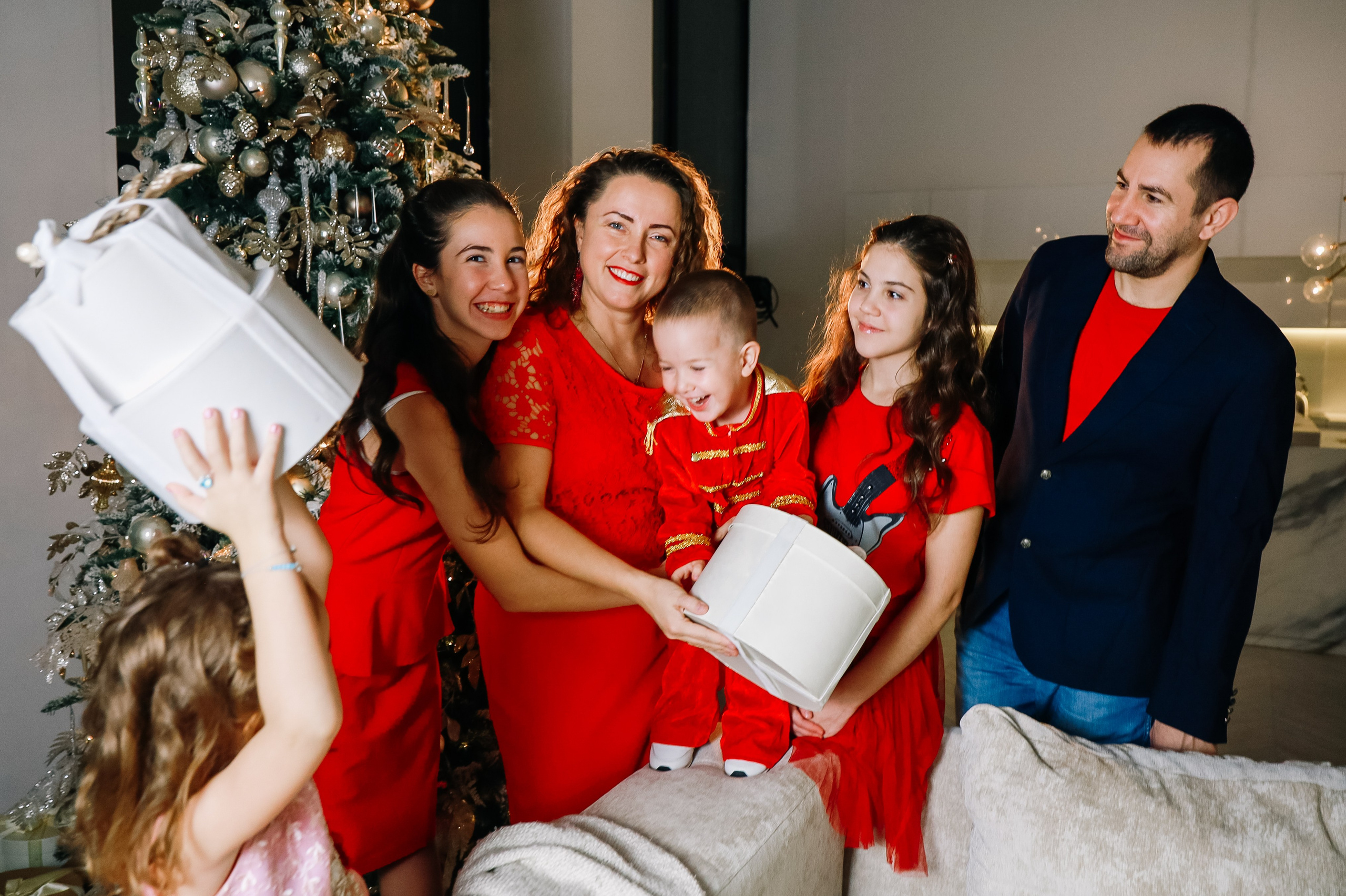 Дружная семья с четырьмя детьми. Визуал для эспертов и блогеров