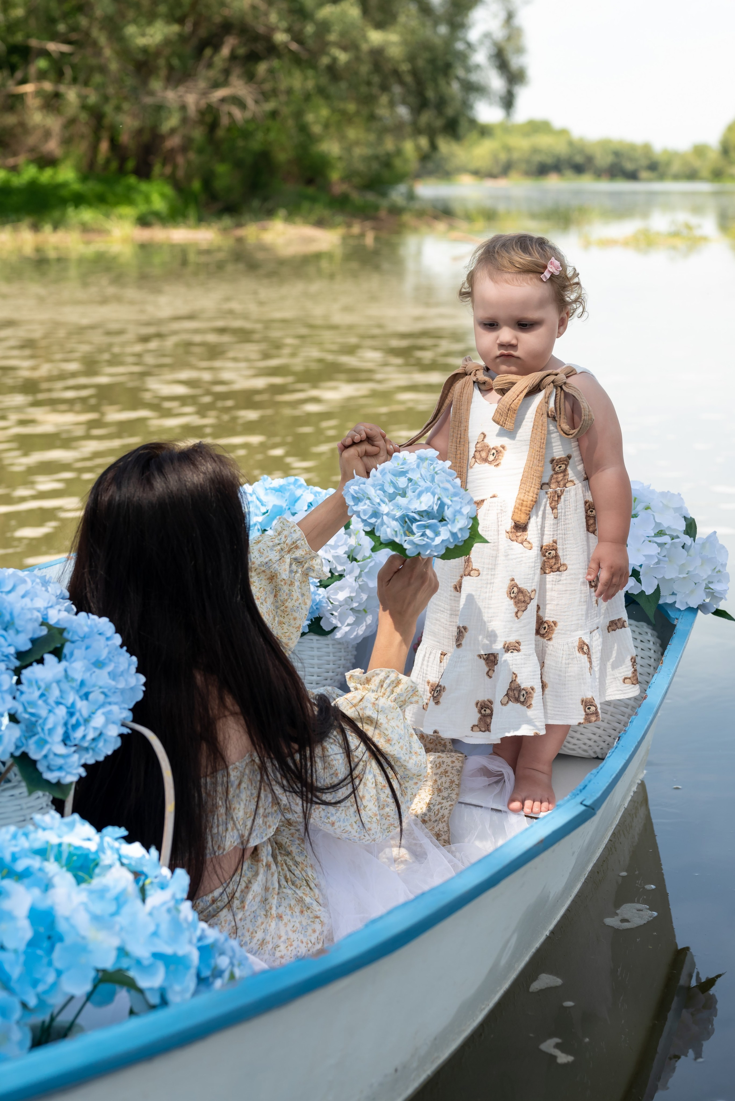 Фотопроект на лодке с голубыми гортензиями. Фотограф в городе Салават