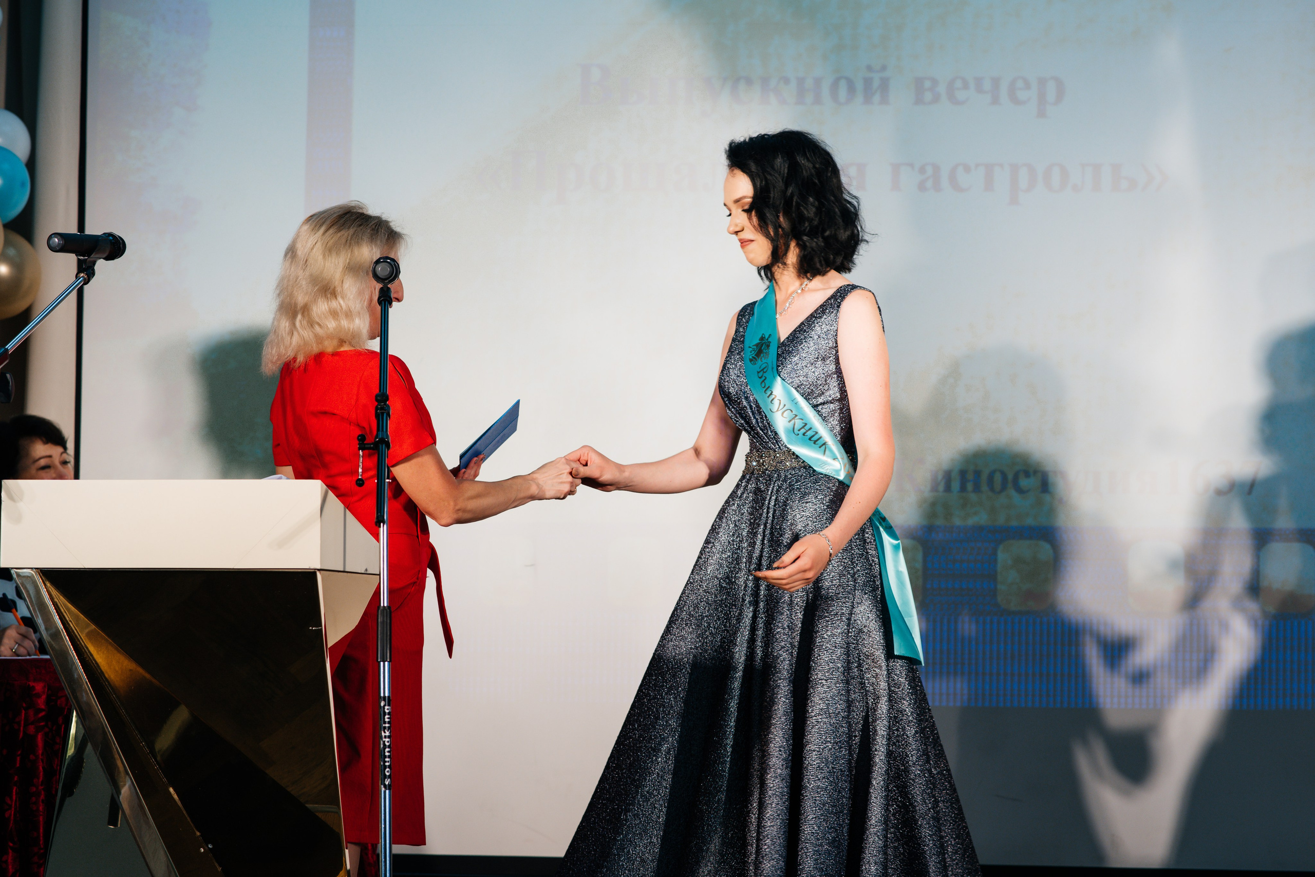 Вручение аттестатов. Выпускные альбомы в Подольске Москве и МО