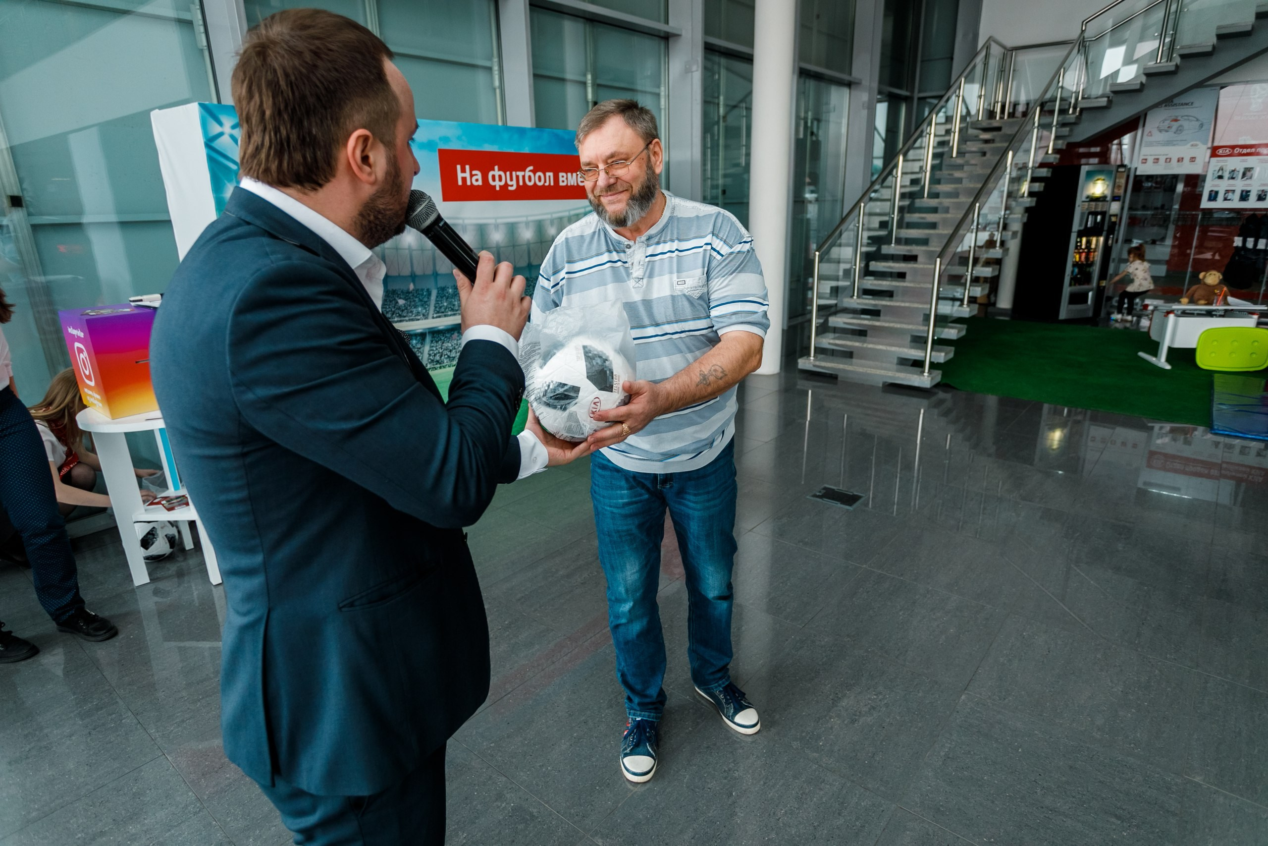 Розыгрыш билетов на ЧМ по футболу FIFA @ Киа Центр. Репортажный фотограф Максим Полянский. Москва, Санкт-Петербург, Красноярск