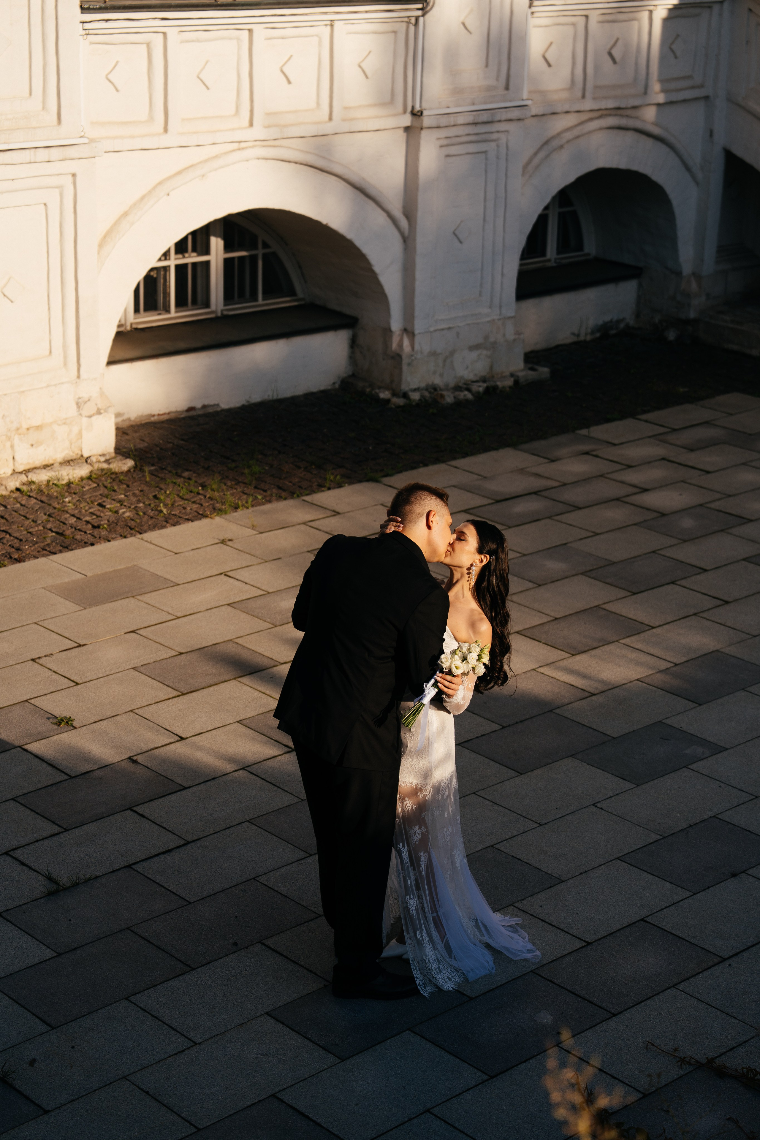 Свадебная фотосессия в Москве у высотки на Котельнической набережной. Свадебный фотограф в Москве Анна Полушина