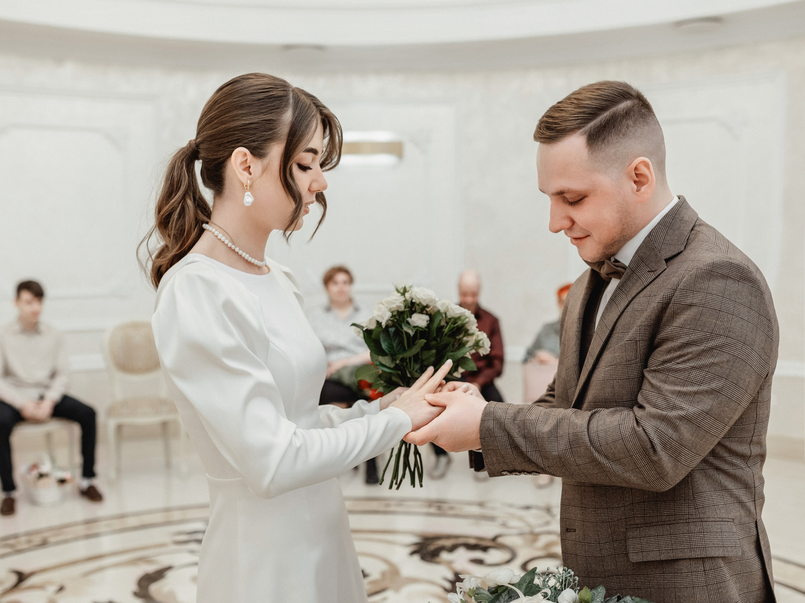 Свадебный фотограф в Центральном Загсе, Новосибирск | Яна Иванова. Семейный и свадебный фотограф в Новосибирске Иванова Яна