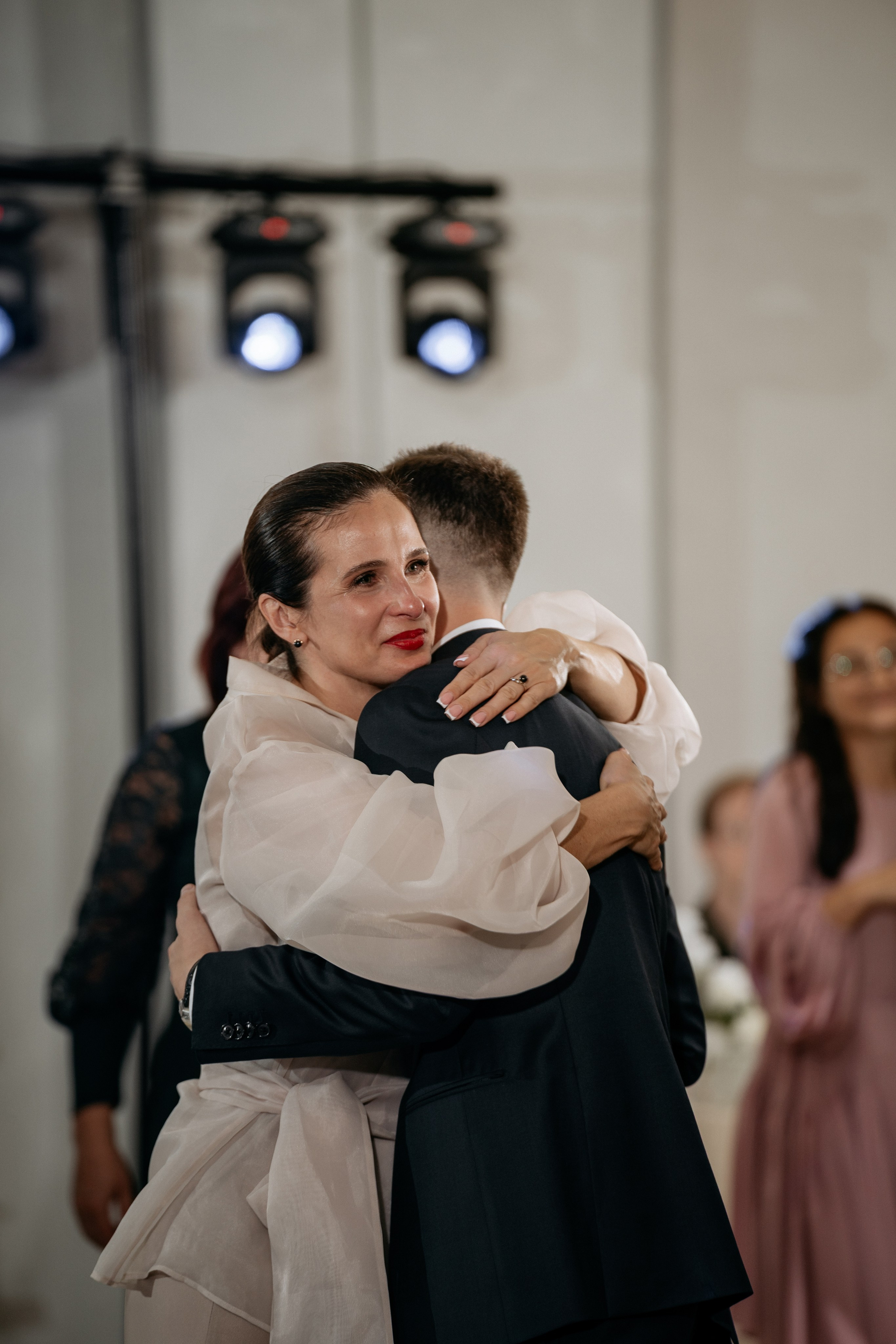 Фотограф Новороссийск - объятия мамы и сына на свадебном банкете.