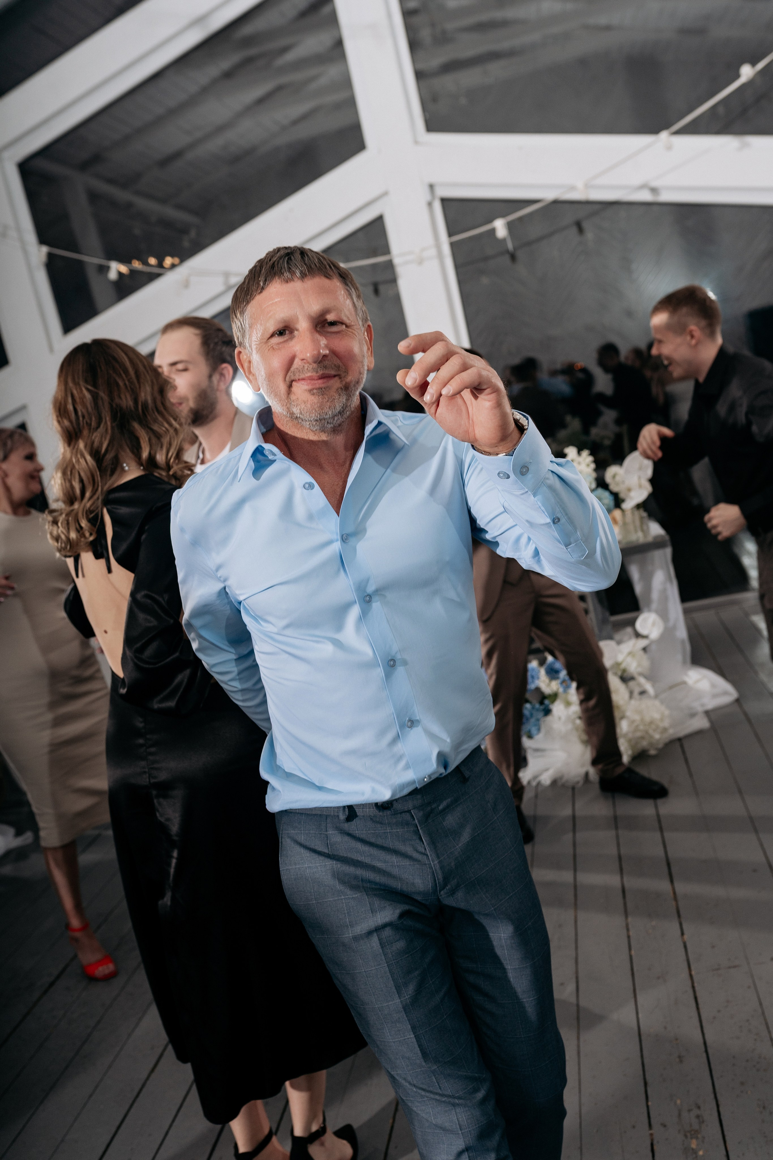 Свадебные танцы - общий план банкета в ресторане на берегу моря. Фотограф Геленджик.