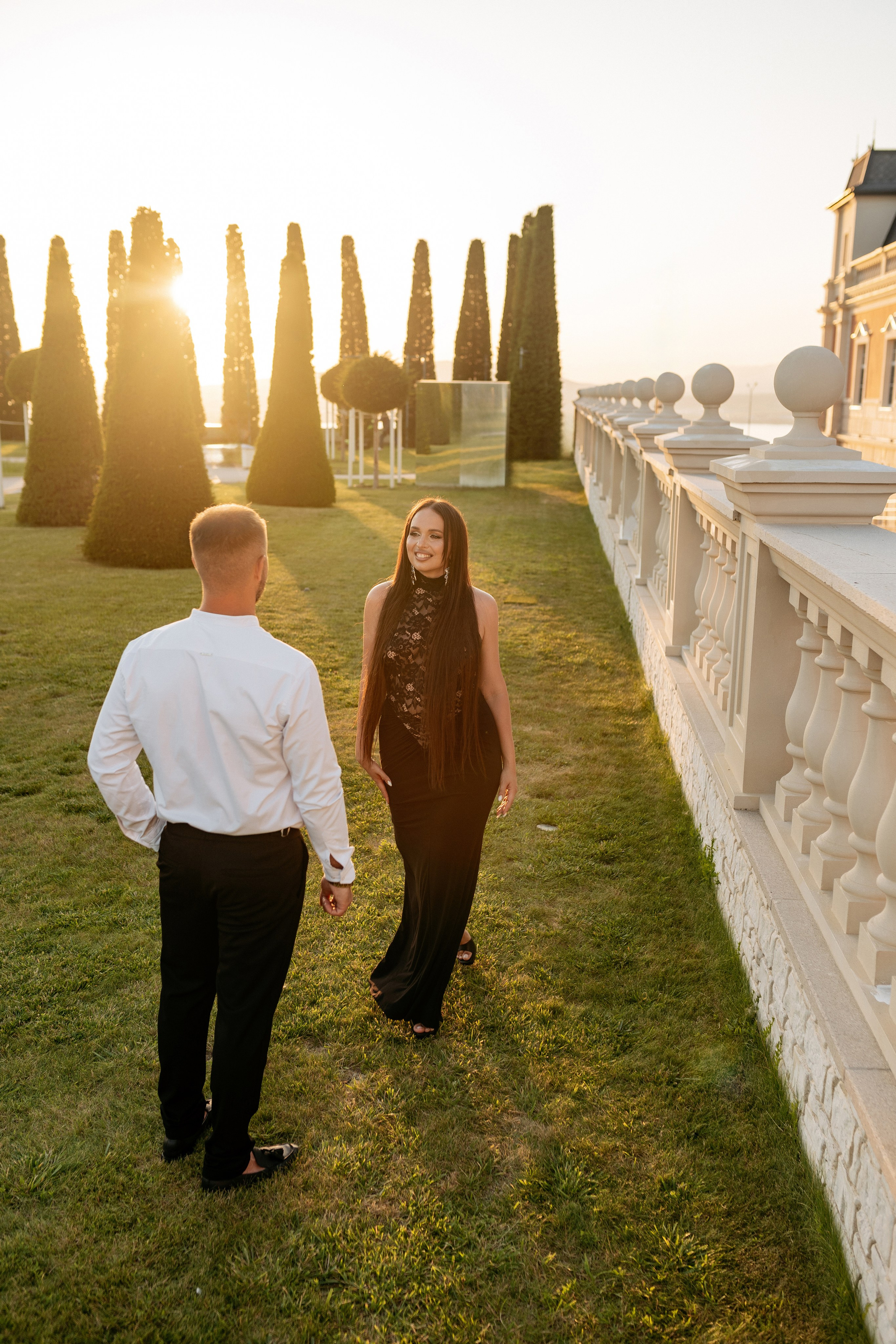 Love story в Геленджике: влюбленные гуляют по территории Шато де Талю, окруженные старинными арками