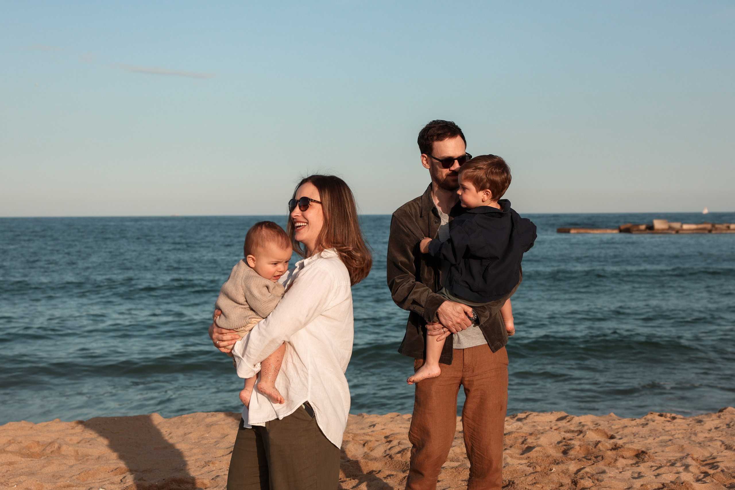 Family pizza at the sea. Natalia Zhuravleva|family, newborn, maternity photographer in Barcelona