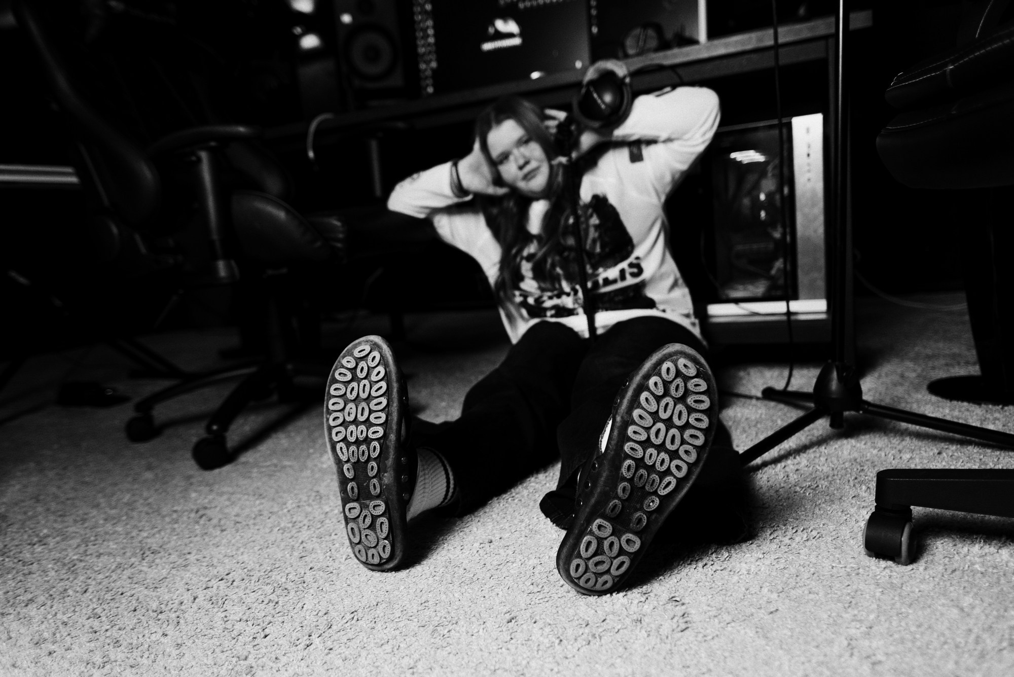 Семейная фотосессия на студии звукозаписи в Тюмени — мама и дочка. Портретный фотограф Тюмень Дарья Мустафина