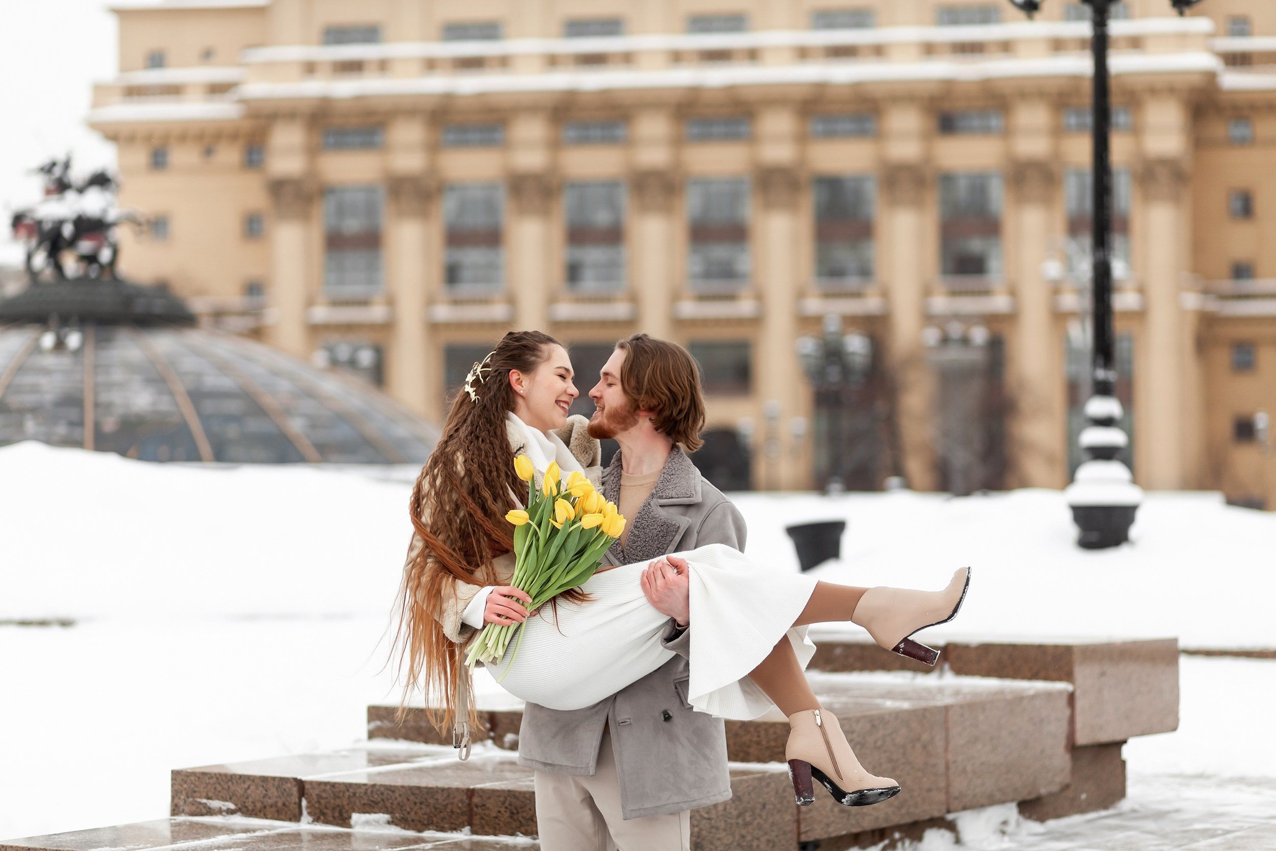 Влюбленные целуются и смотрят друг на друга