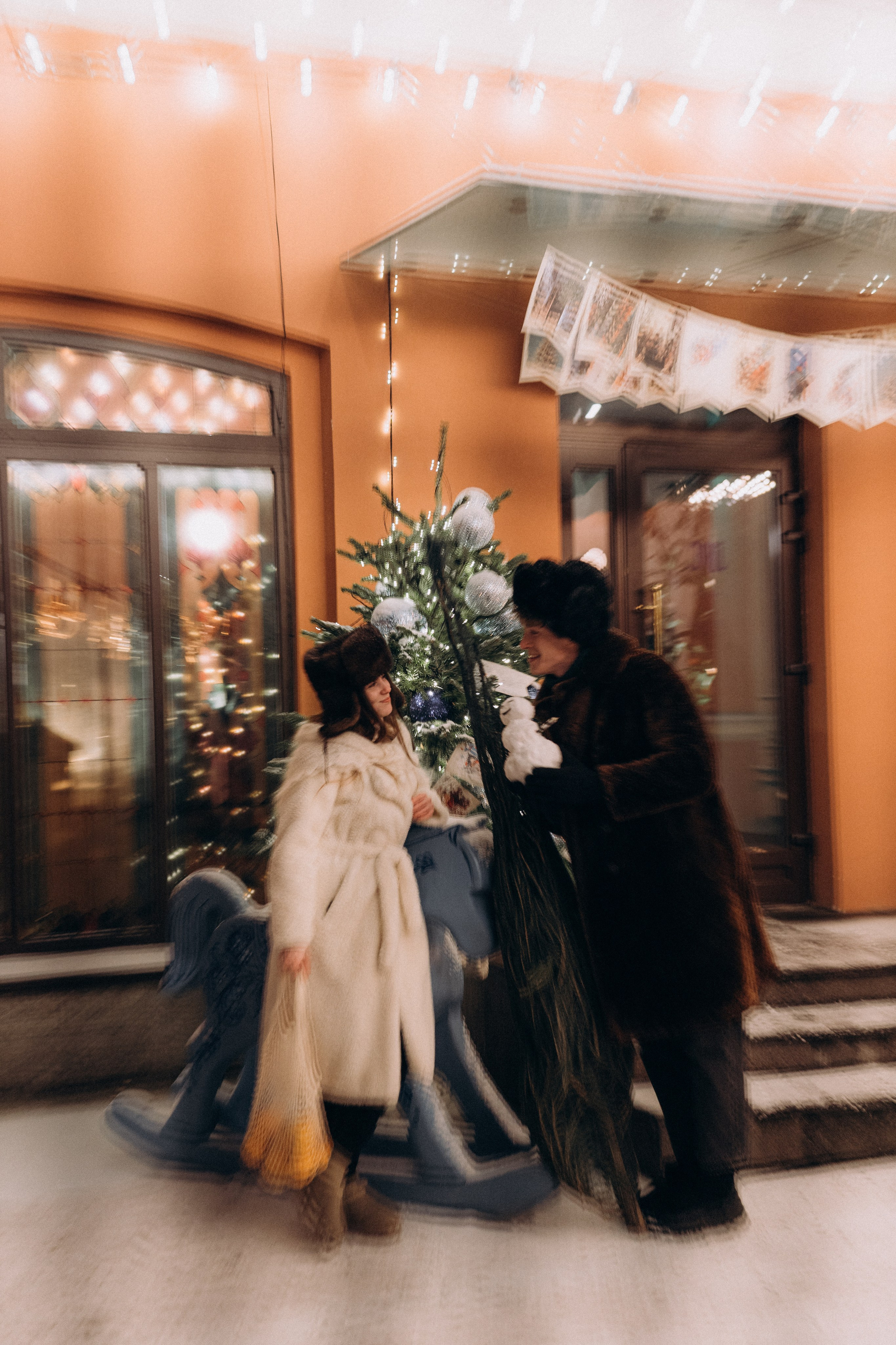 НОВОГОДНЯЯ ПРОГУЛКА ПАРЫ ПО ЧЕРНЫШЕВСКОЙ ПЕРЕД НОВЫМ ГОДОМ. Профессиональный фотограф, Санкт-Петербург — Виктория Богомолова