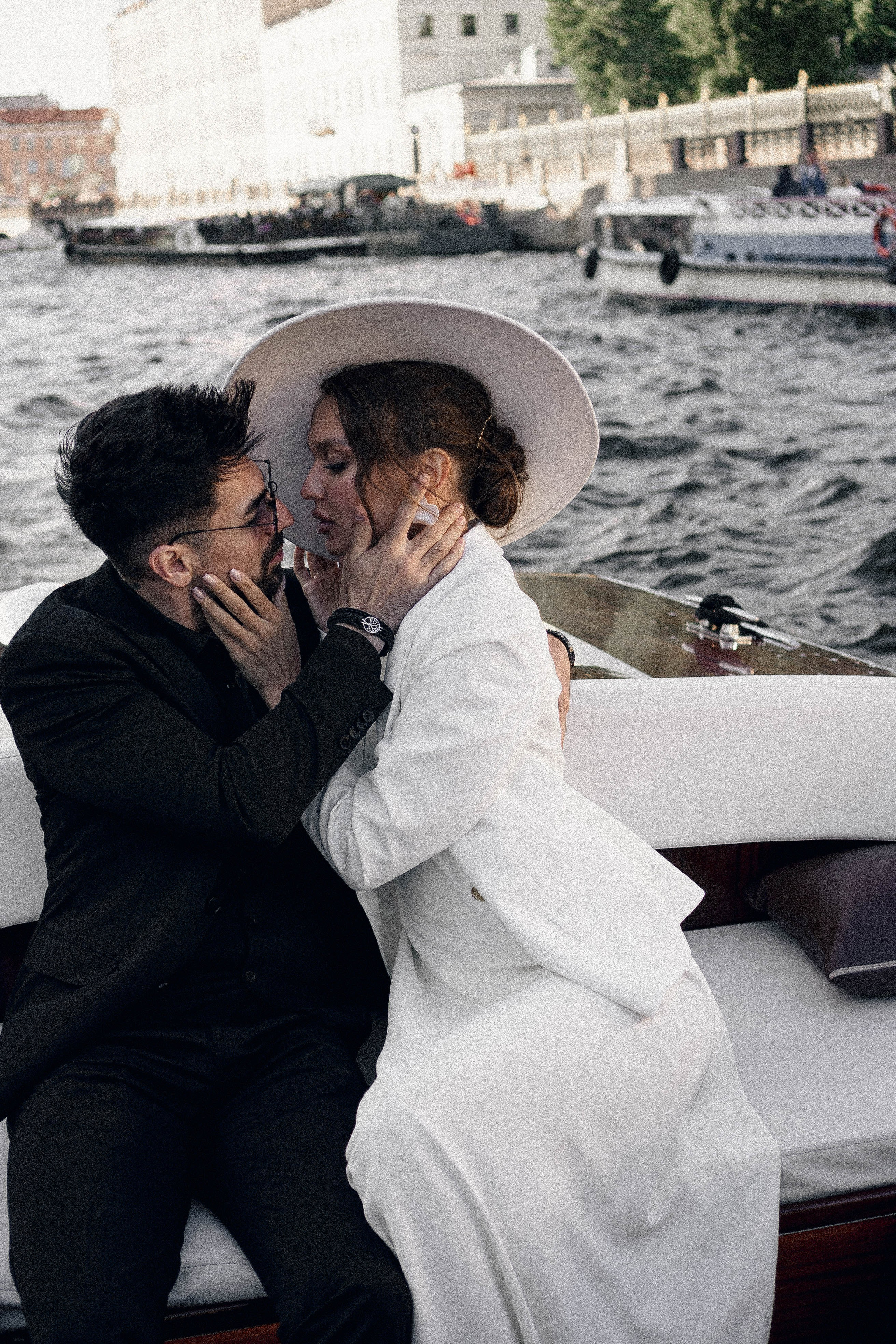 СВАДЕНБНАЯ СЬЕМКА НА КАТЕРЕ ПО КАНАЛАМ САНКТ-ПЕТЕРБУРГА И В АКВАТОРИИ НЕВЫ. Профессиональный фотограф, Санкт-Петербург — Виктория Богомолова