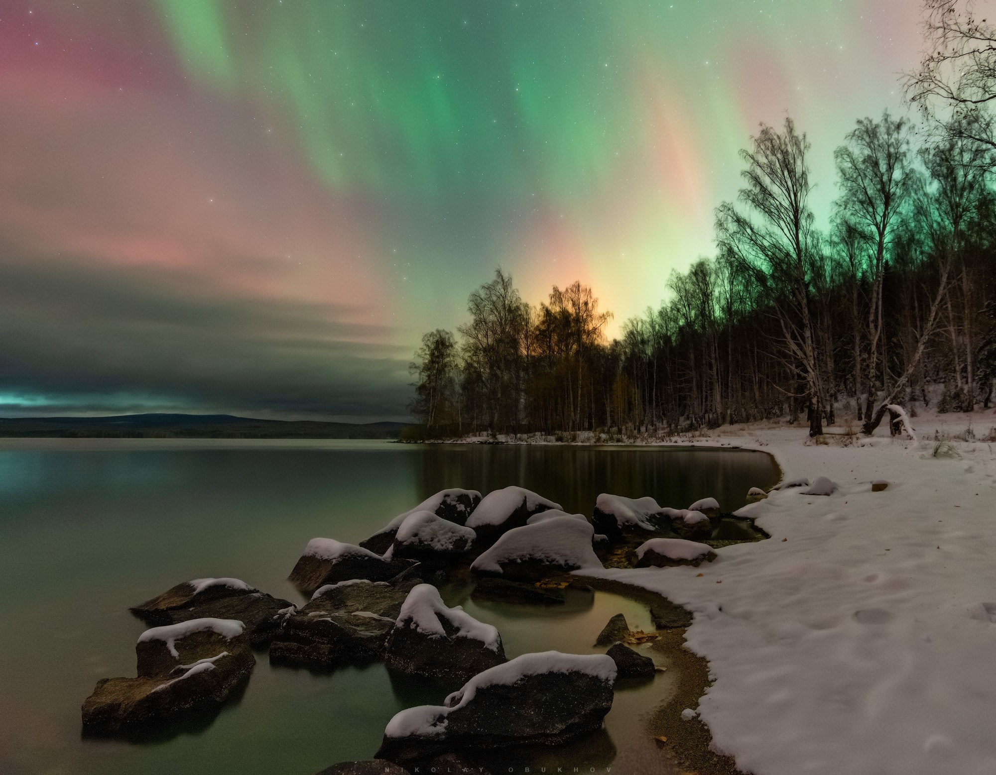 Берег пруда и северное сияние вблизи города Нижний Тагил.