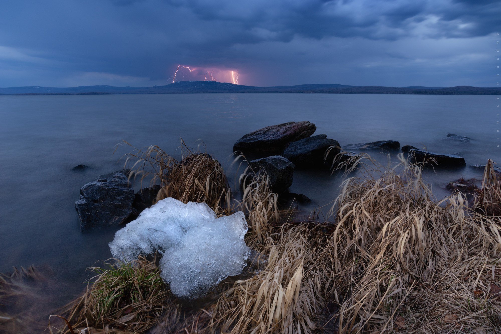 Гроза, молнии и последний лед на берегу Черноисточинского пруда.