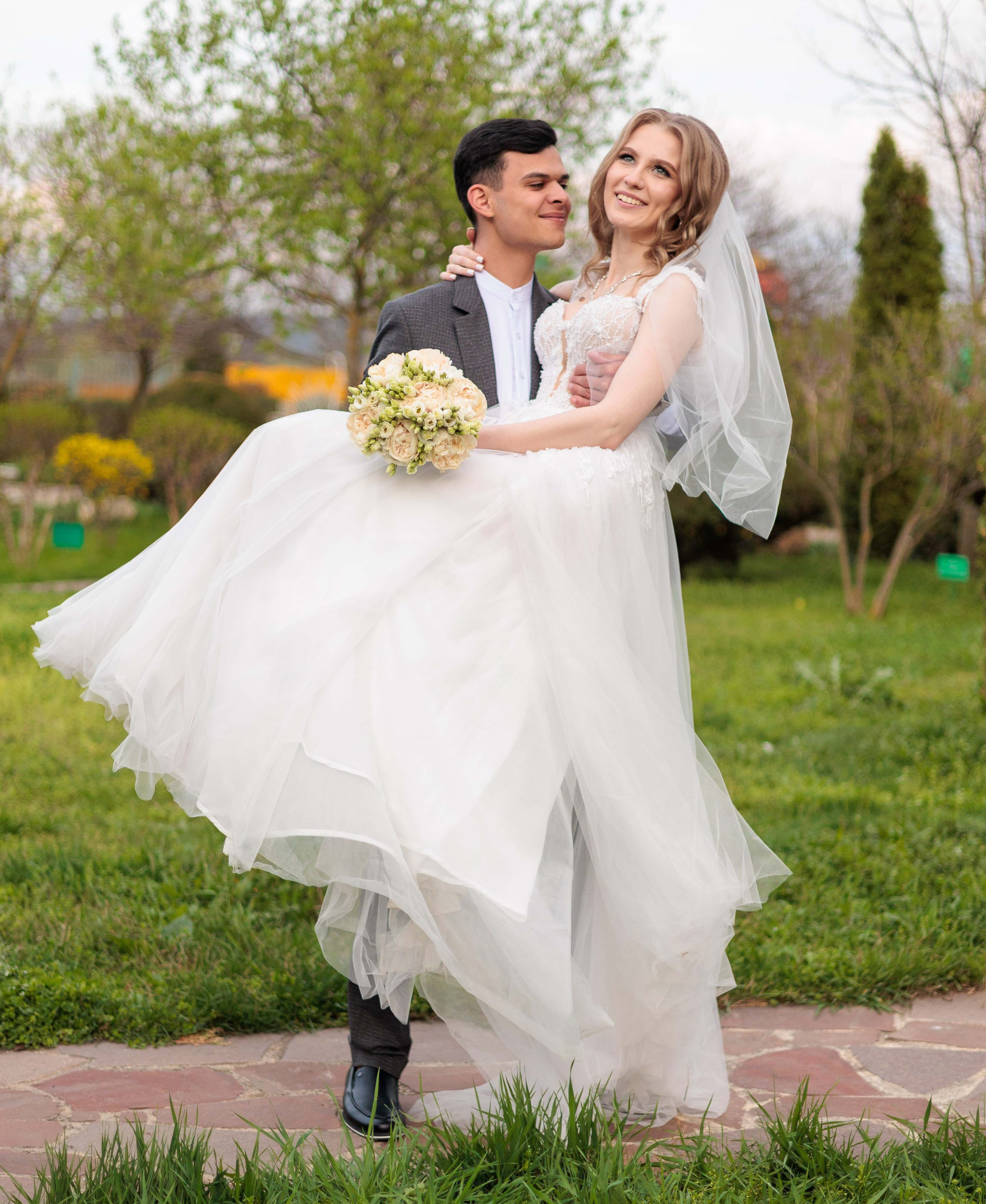 Счастливые жених и невеста на фотосессии в Пятигорске