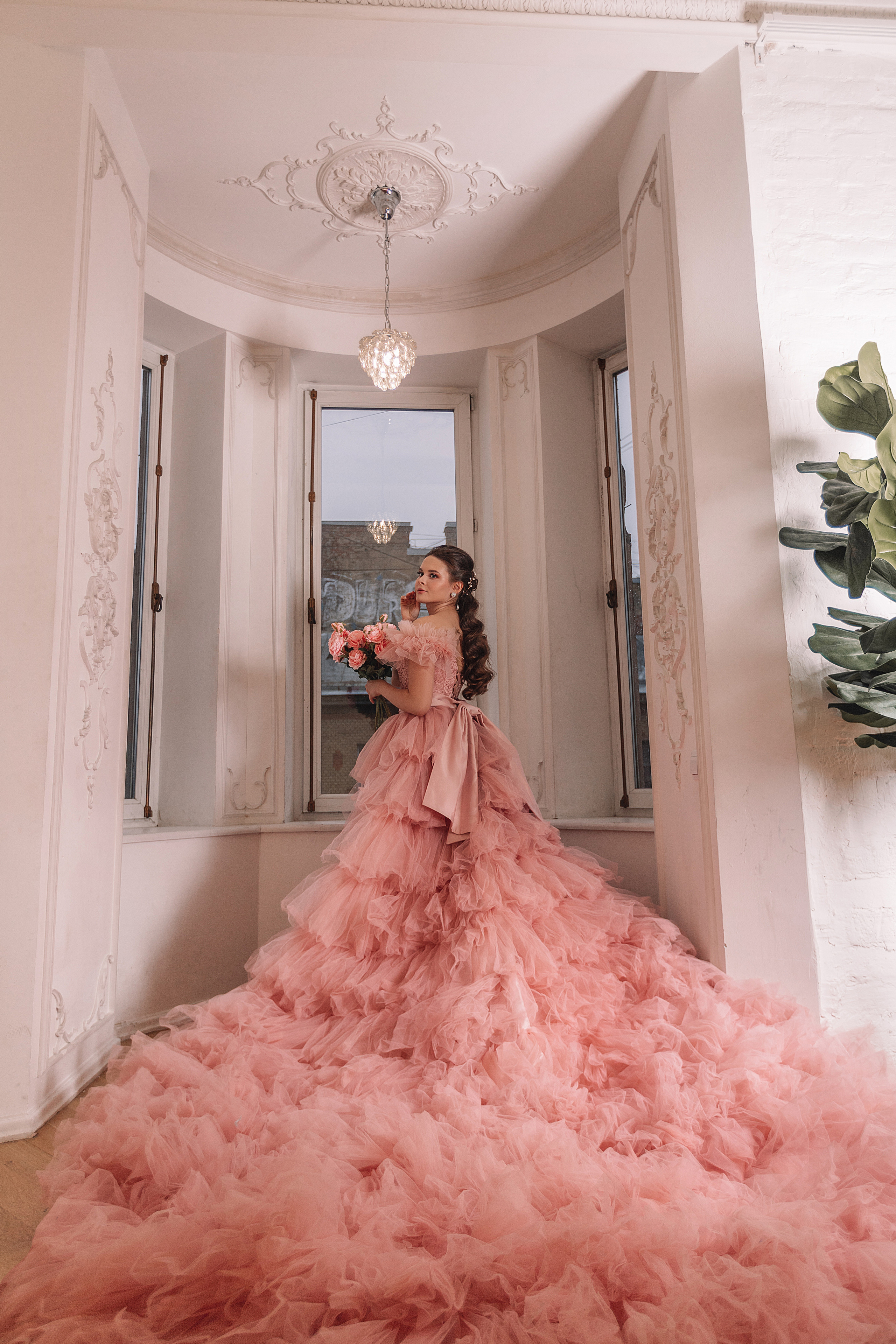 Большое красивое, пышное платье, фотостудии.