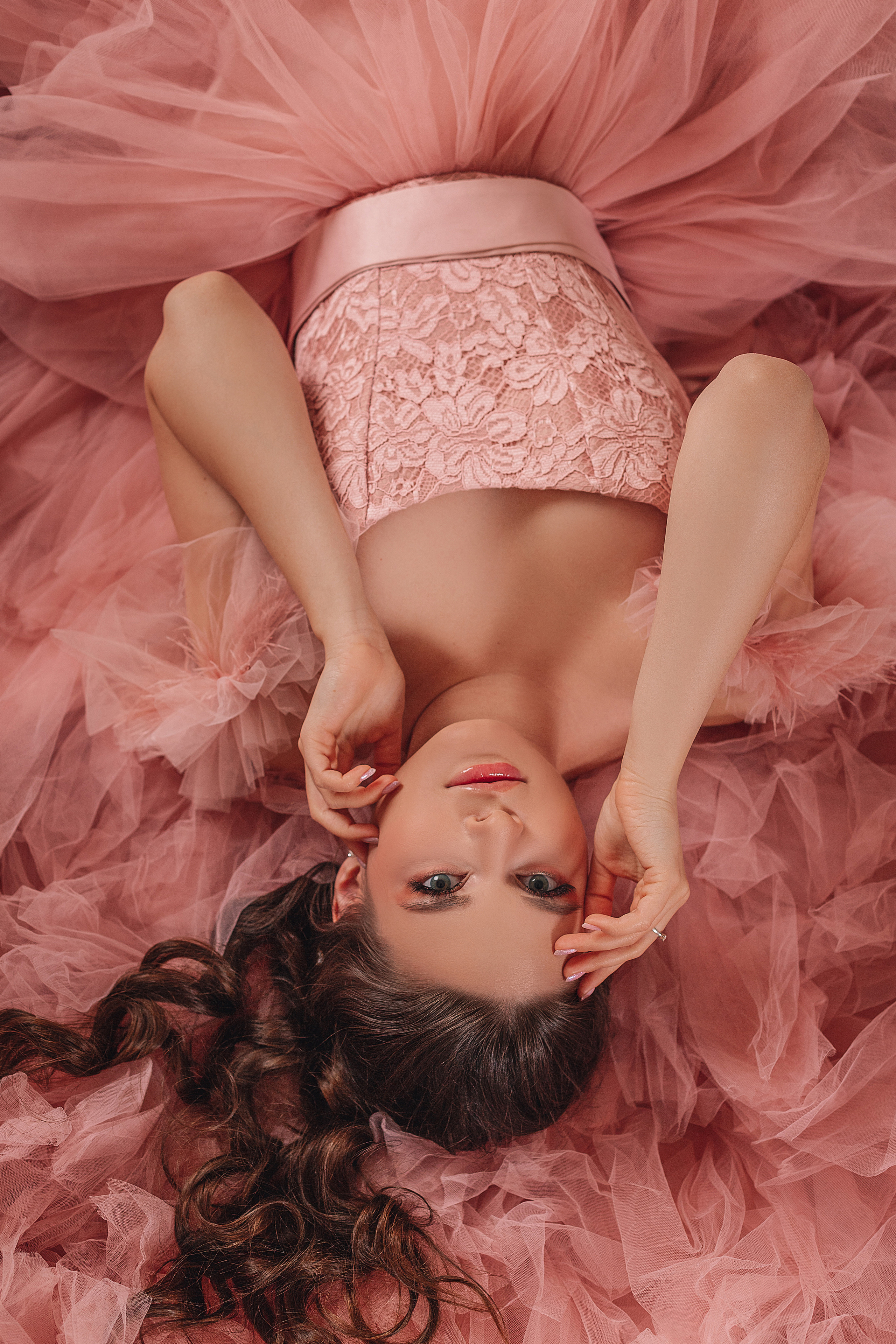 Большое красивое, пышное платье, фото сверху, фотографии лёжа.