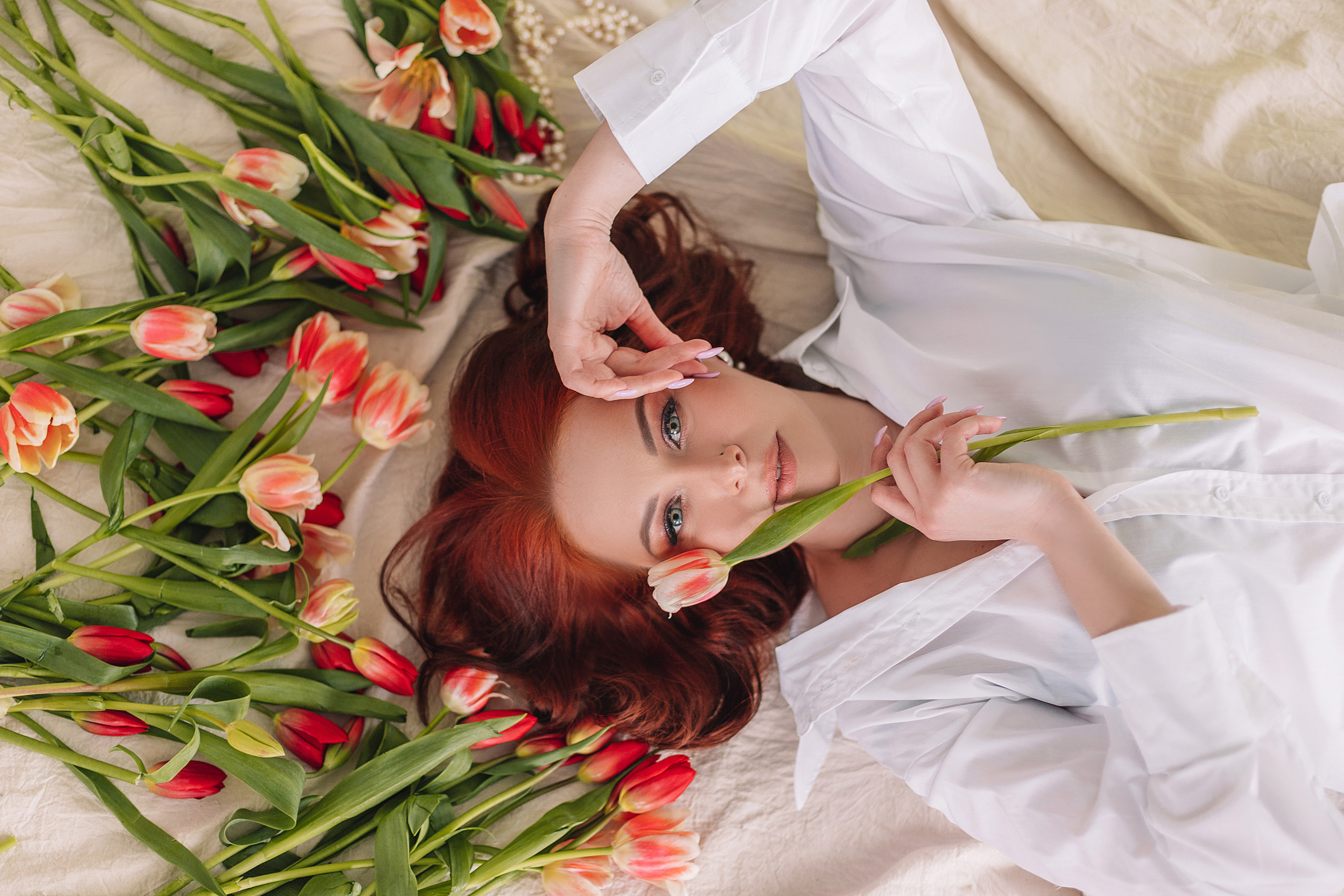 Фото с тюльпанами, фотографии сверху, фото лёжа.