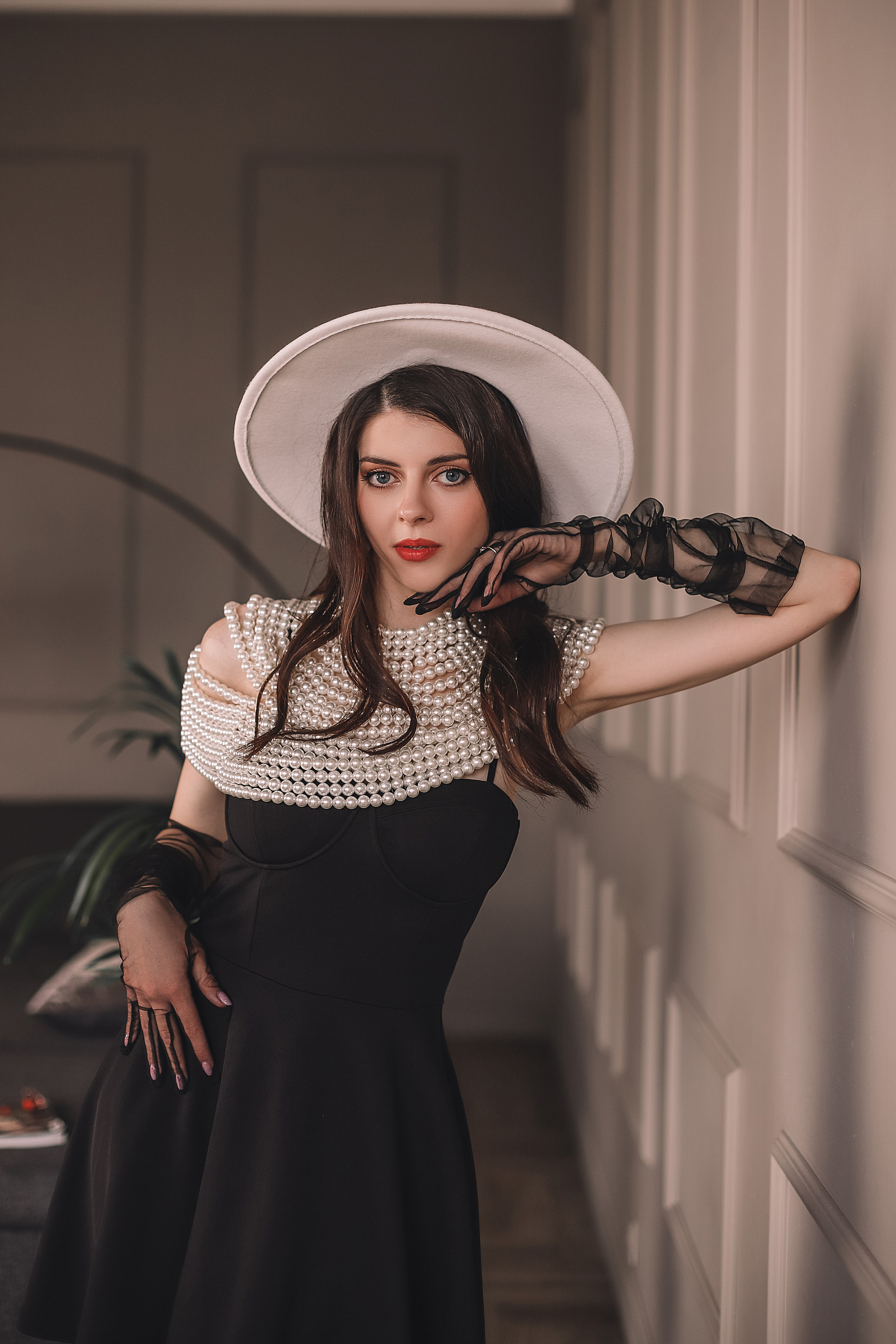 Индивидуальная съёмка, фотостудии, красивый образ с шляпой.