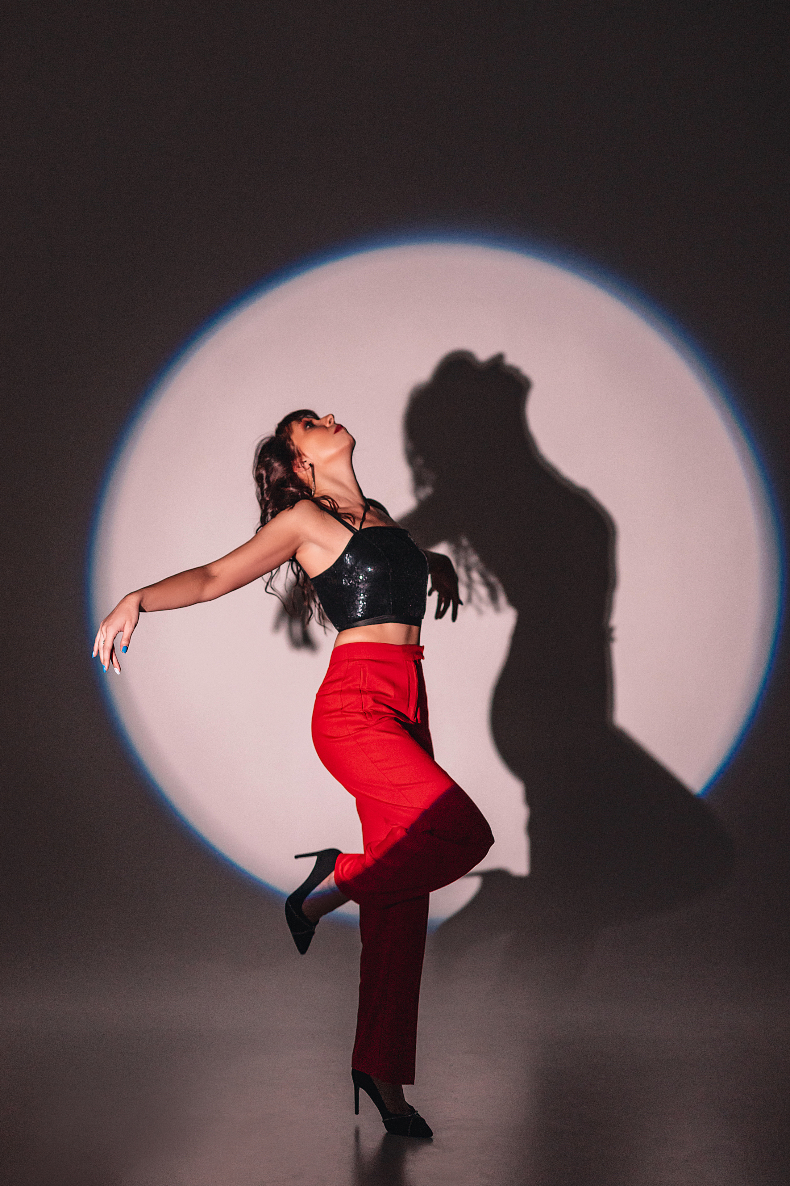 Модельная съёмка, игра со светом, фотостудии, круг света, красивая тень.