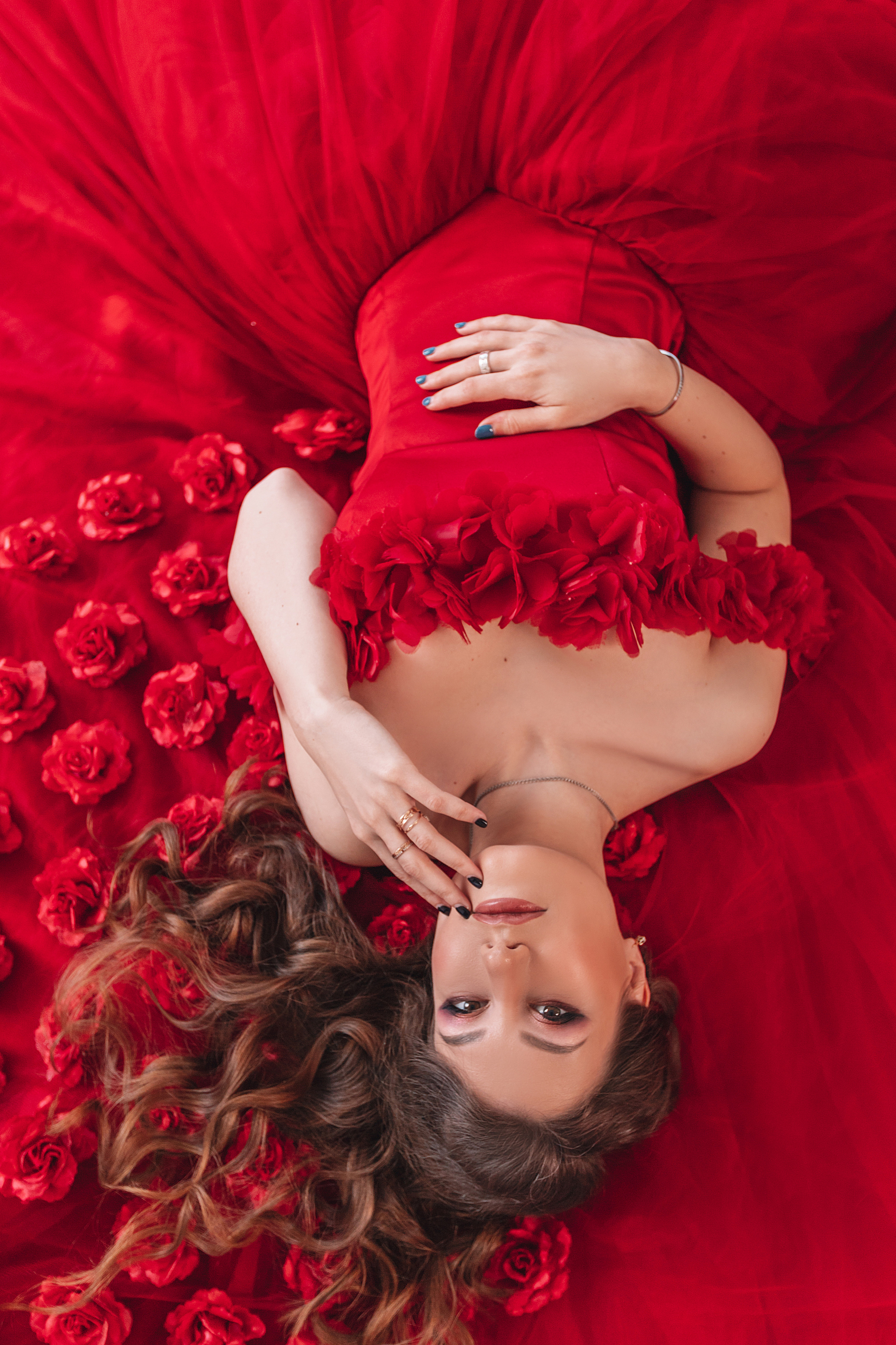 Большое красивое, пышное платье, фото сверху, фотографии лёжа.