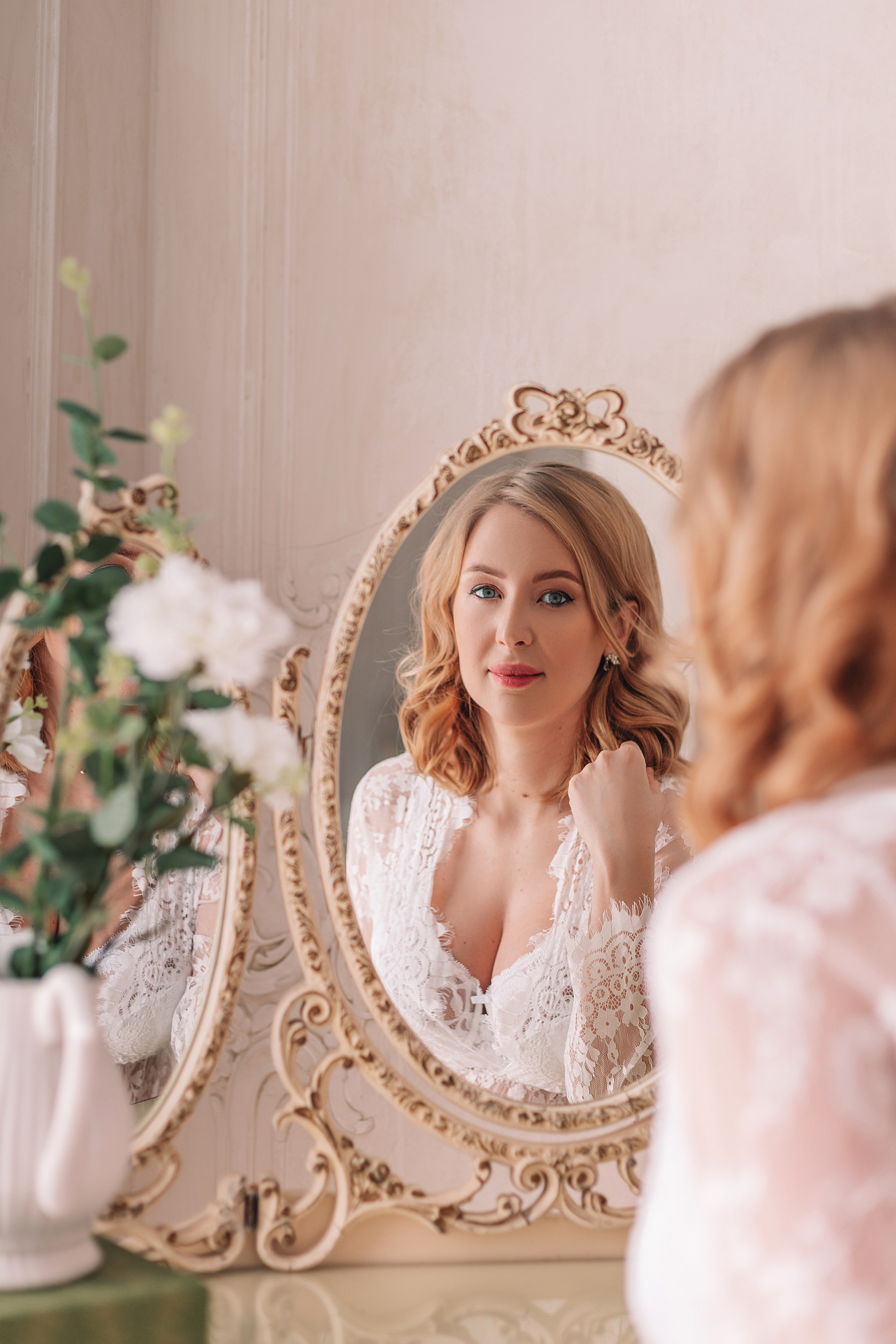 Индивидуальная съёмка, светлая студия, красивый нежный образ, фото с отражением.