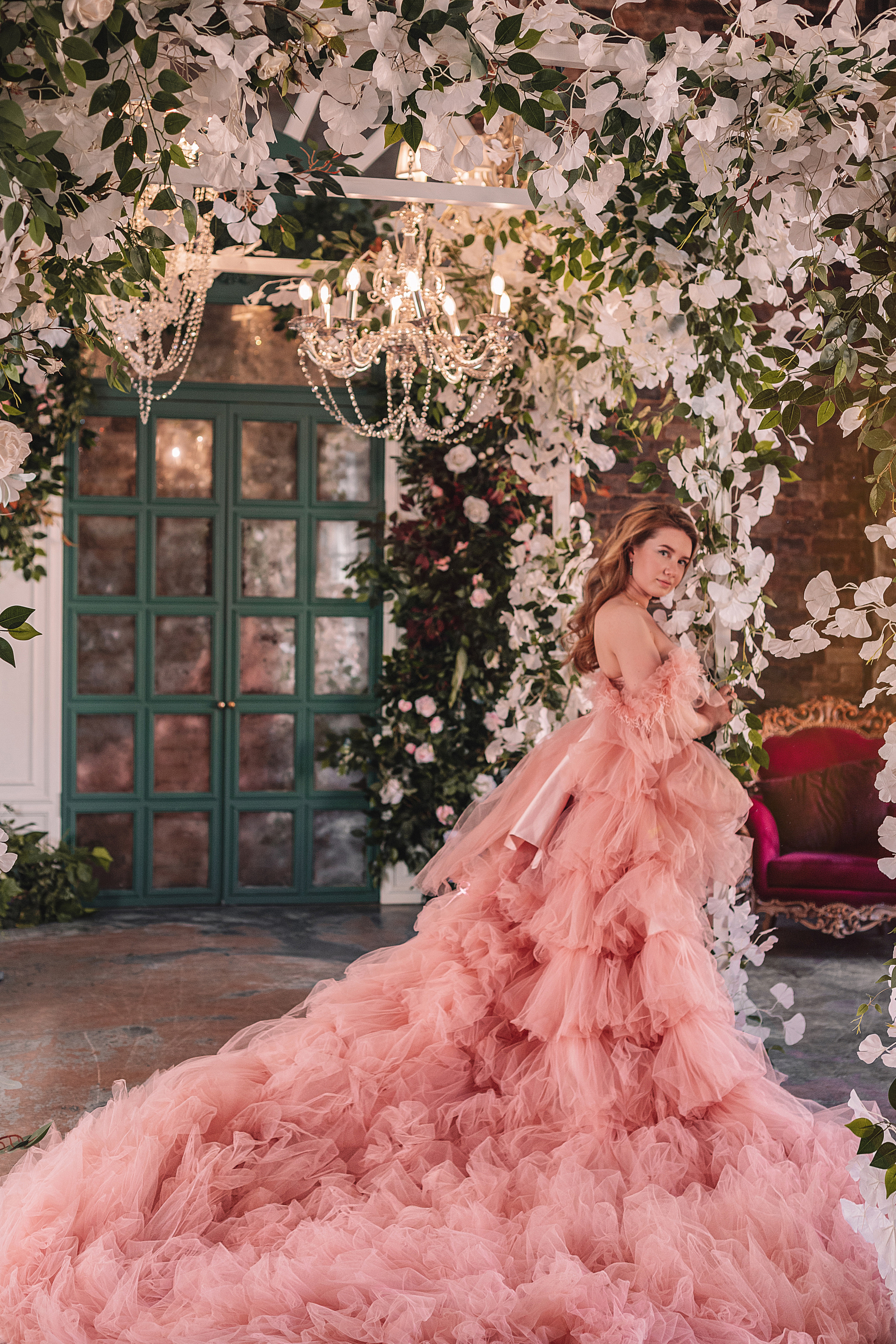 Большое красивое, пышное платье, фотостудия с цветами.