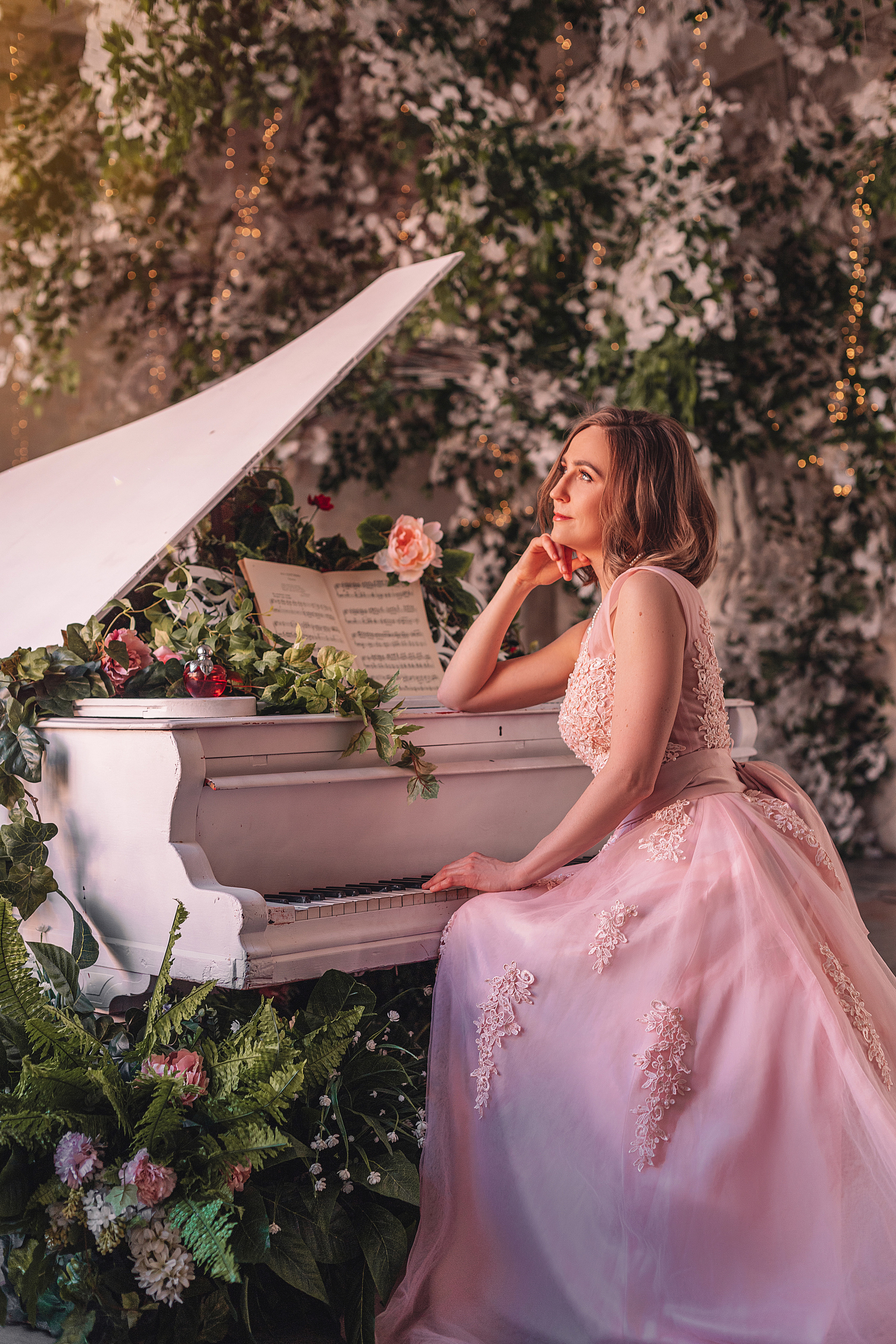 Фото с роялем в цветах, красивый нежный образ в платье, индивидуальная съёмка.