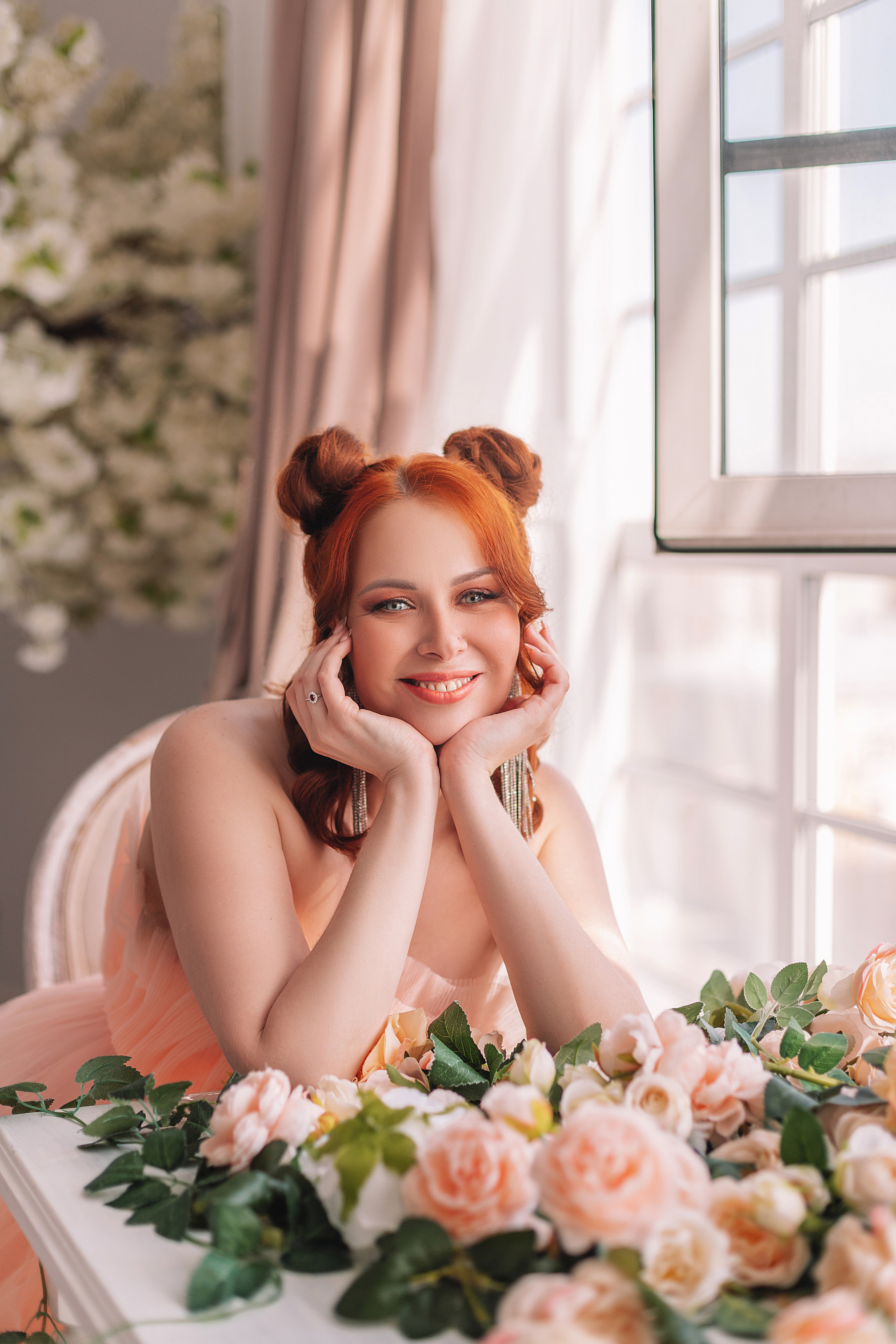 Индивидуальная, студийная съёмка, розы, красивый образ.