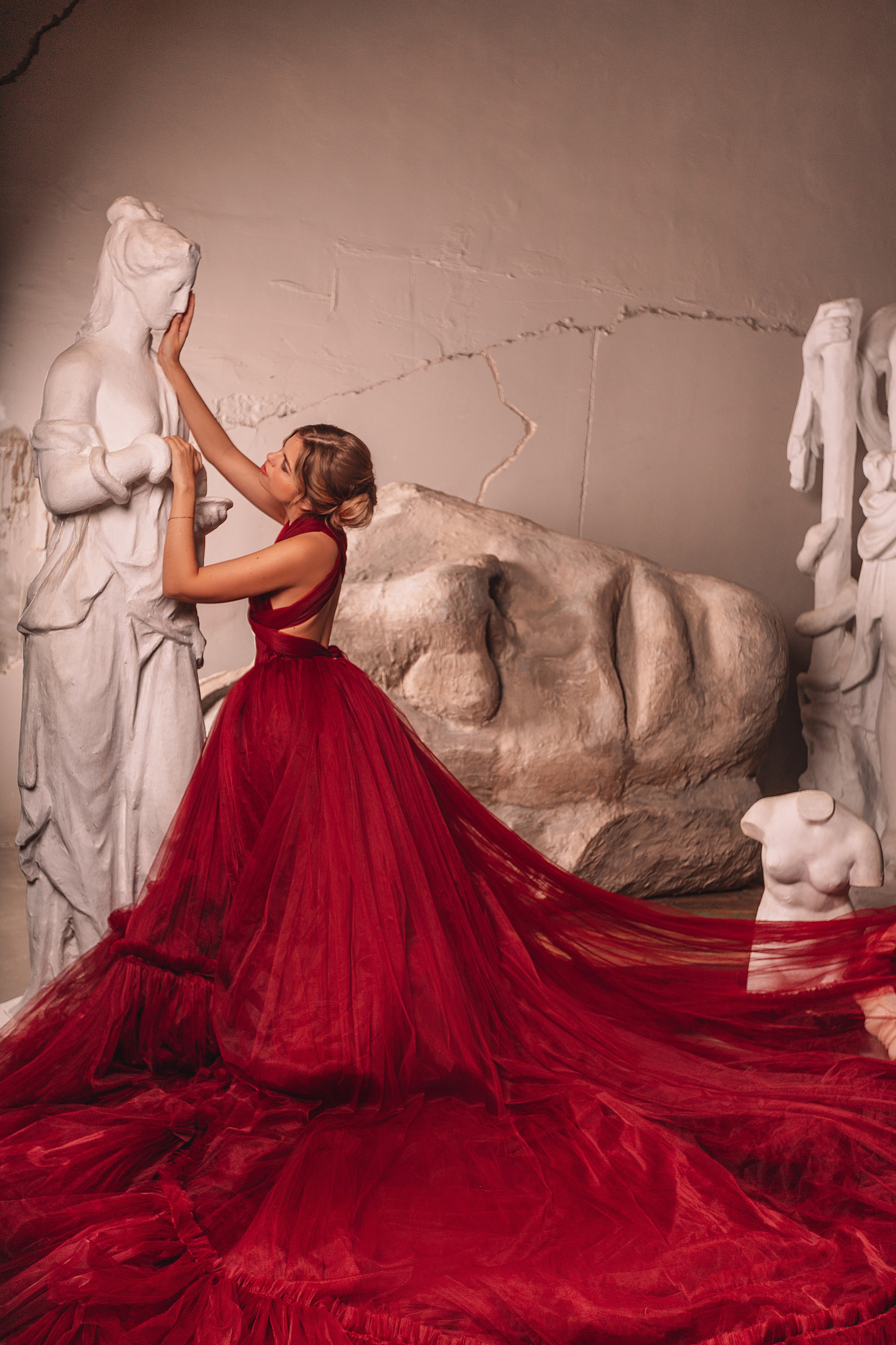 Индивидуальная съёмка, светлая студия, красивое большое, пышное платье, фото со скульптурами.