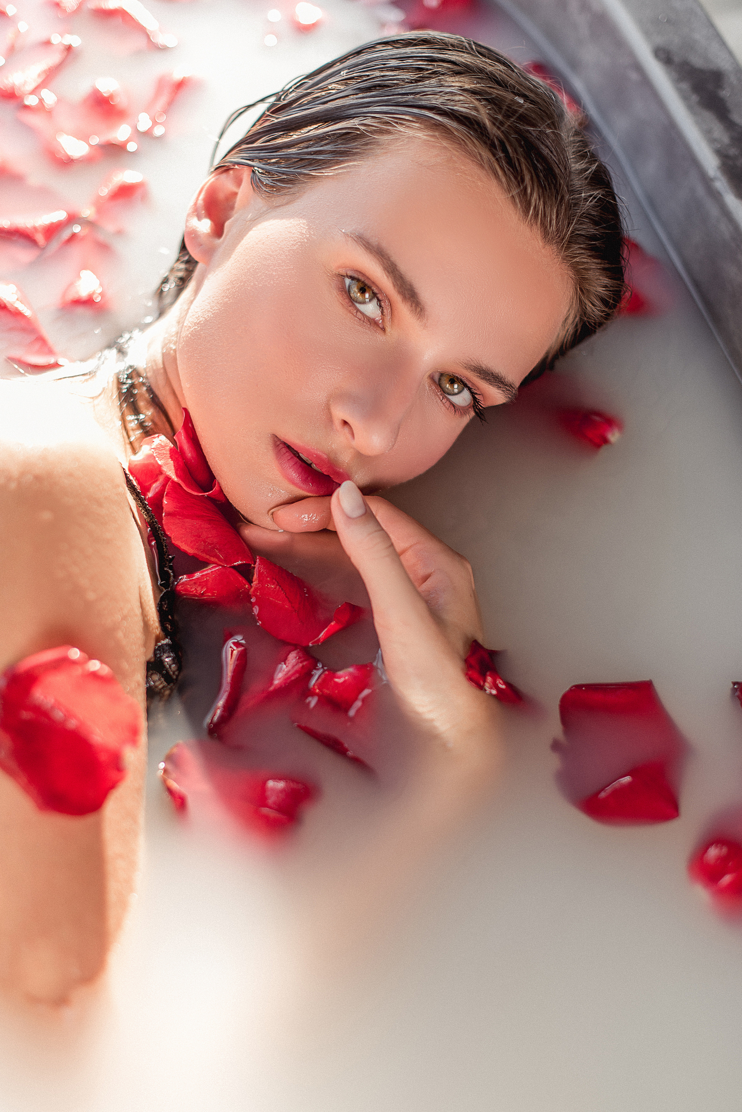 Нежная съёмка в ванной с молочной водой и лепестками роз.