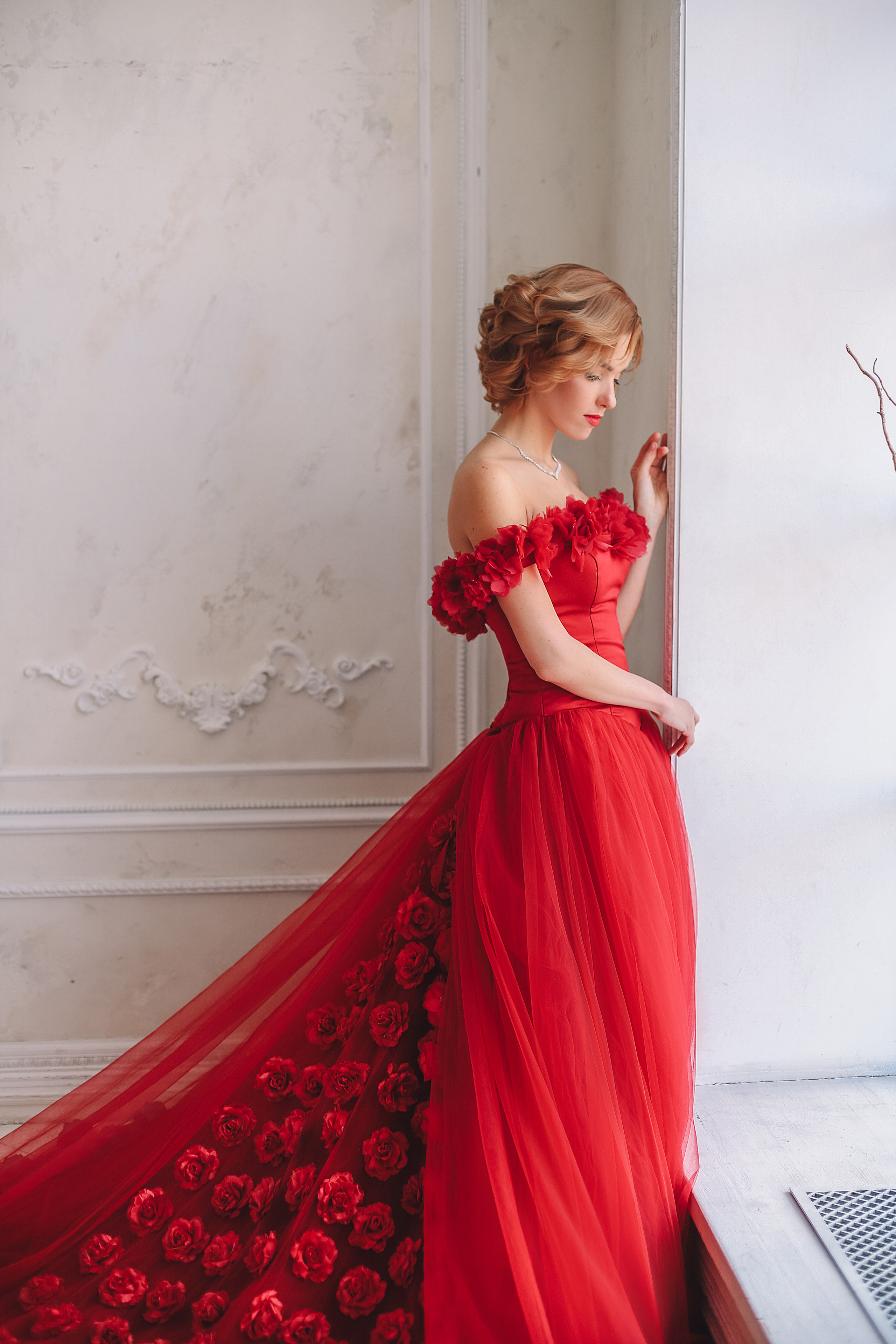 Индивидуальная съёмка, светлая студия, красивое большое, пышное платье.