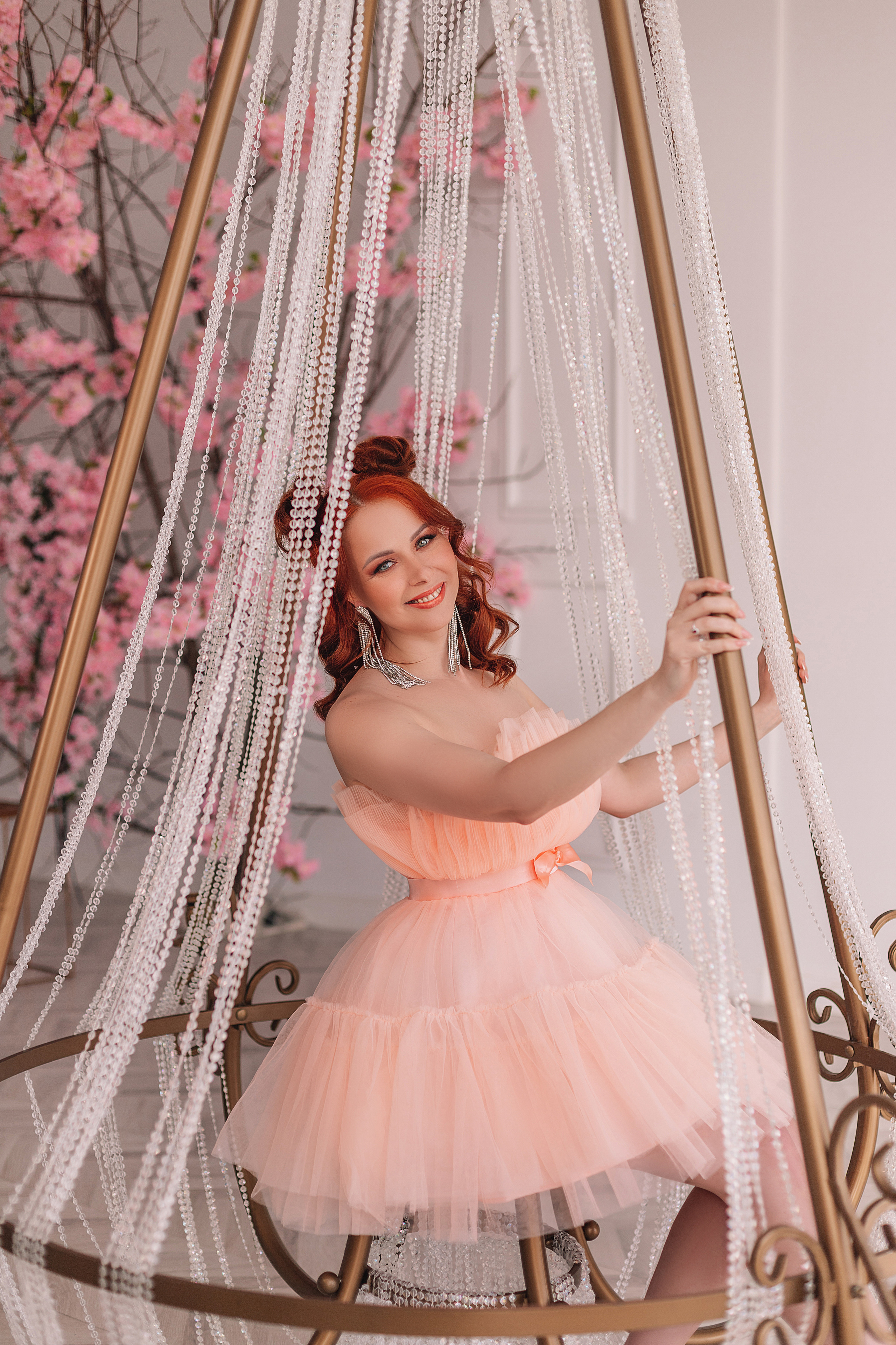 Индивидуальная съёмка, светлая студия, красивый нежный образ, фотостудии с цветами.