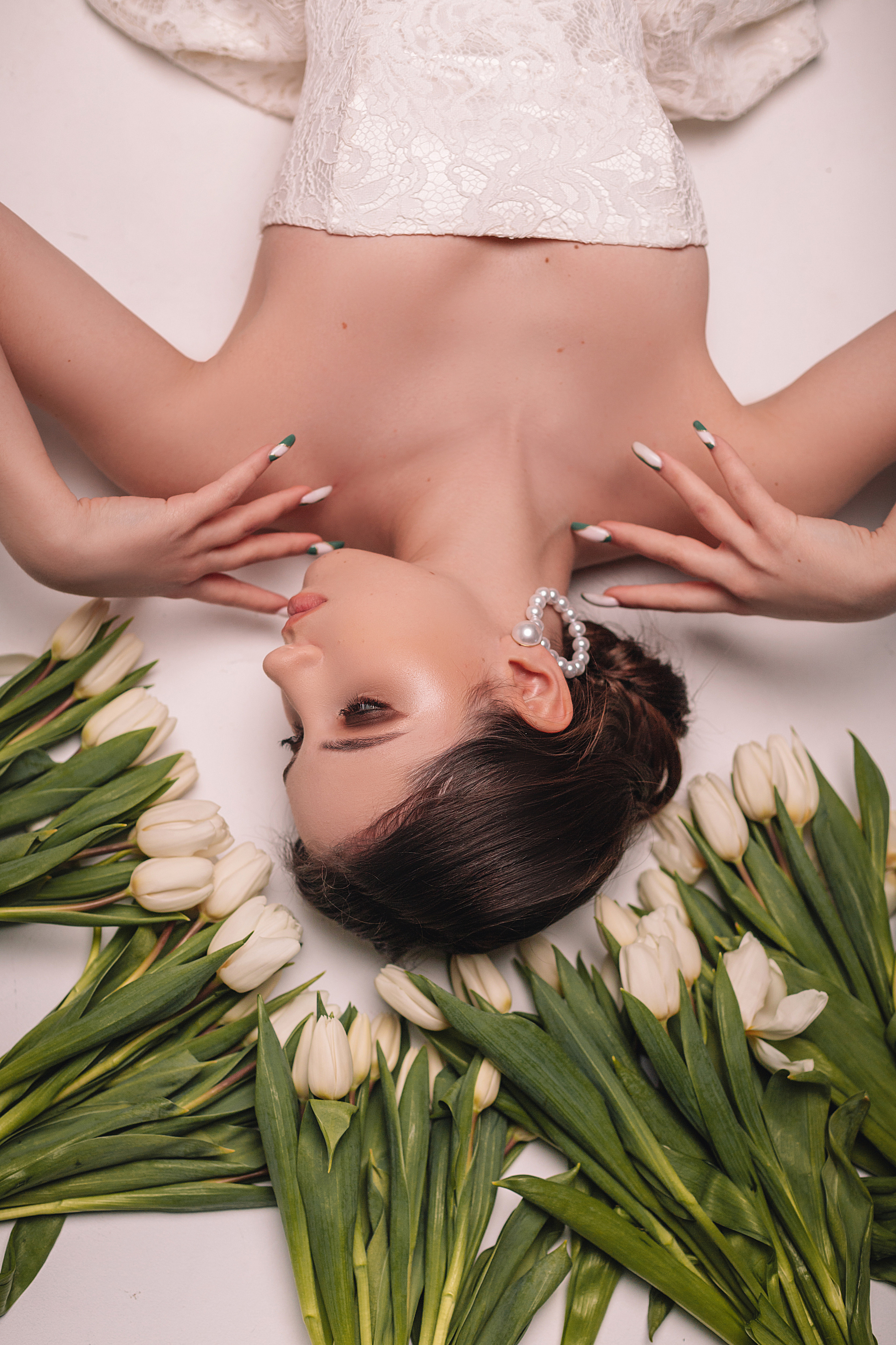 Фото с тюльпанами, фотографии сверху, фото лёжа.