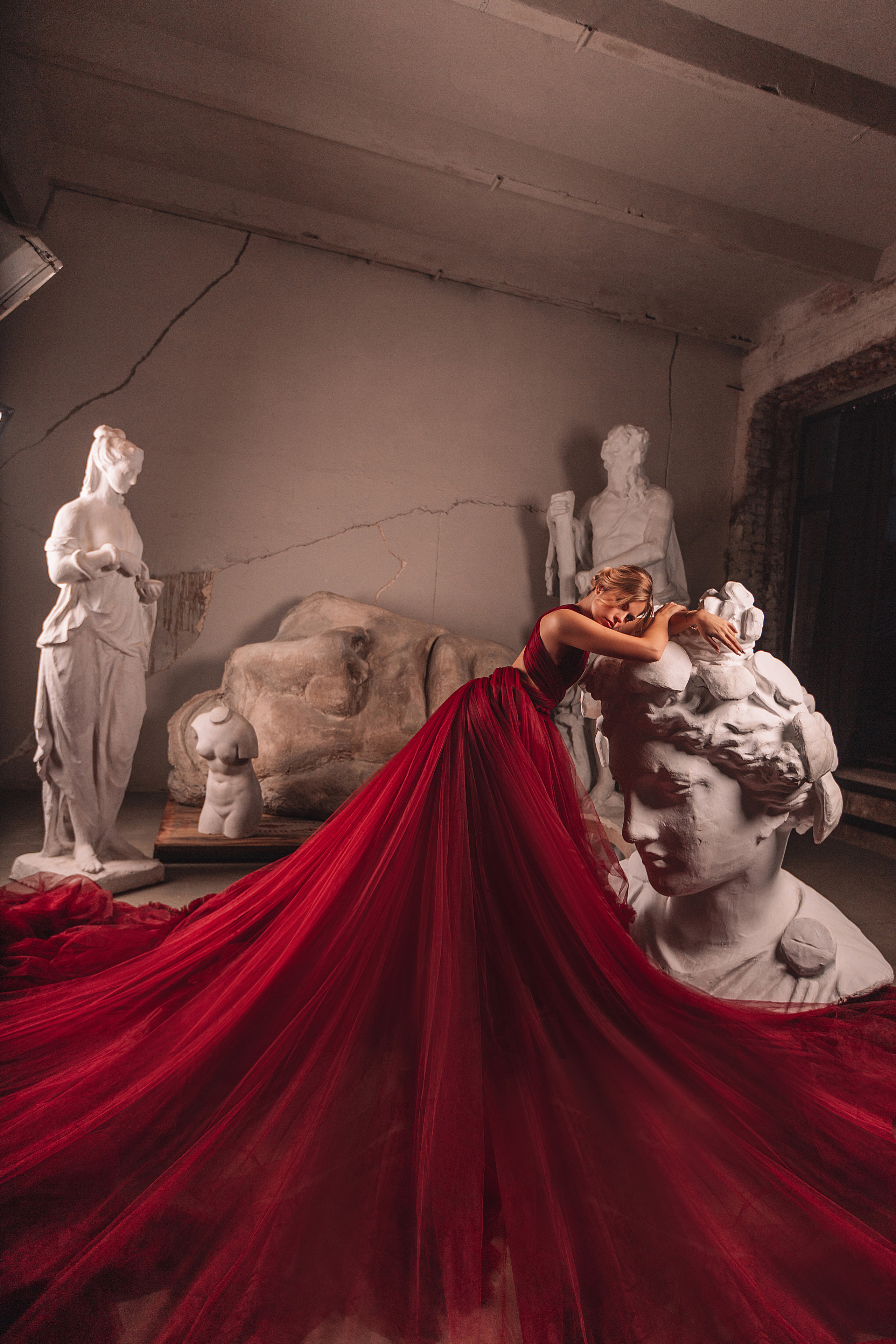Фото со скульптурами, длинное красное платье, фотостудии.