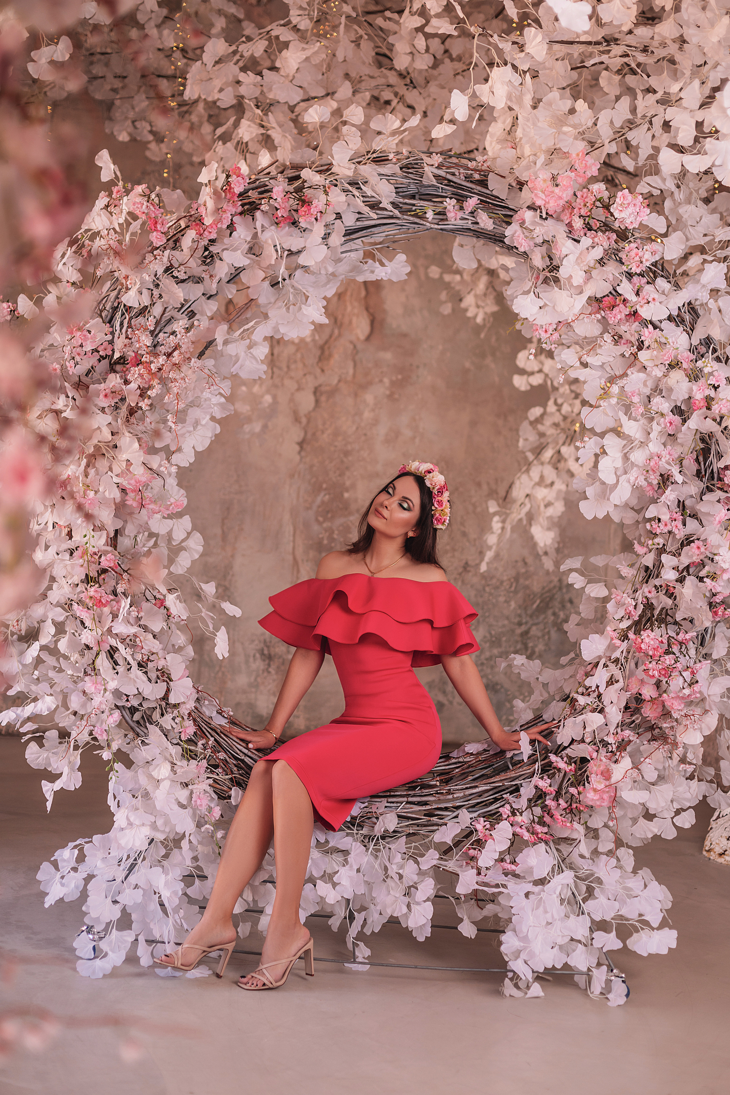 Качели из цветов, фотостудия с цветами, красивый нежный образ.